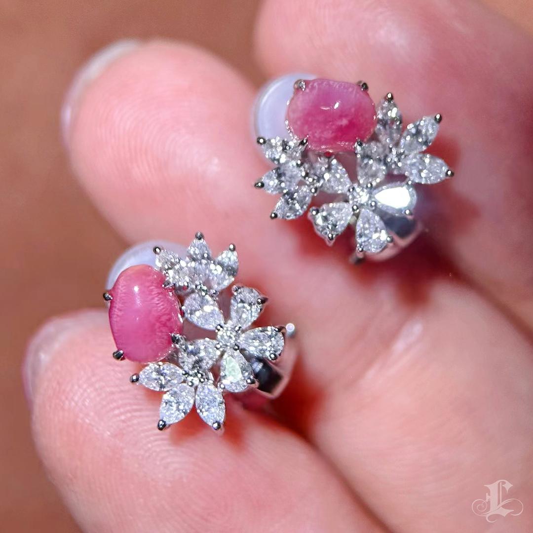 【Conchéa】Blooming Petals Conch Pearl & Diamond Earrings — 1.35ct For Sale 4