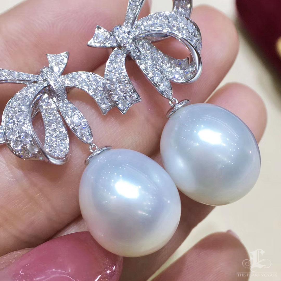 【Crown Radiance】Gala Ribbon Aurora South Sea Pearl Earrings In New Condition For Sale In New York, NY