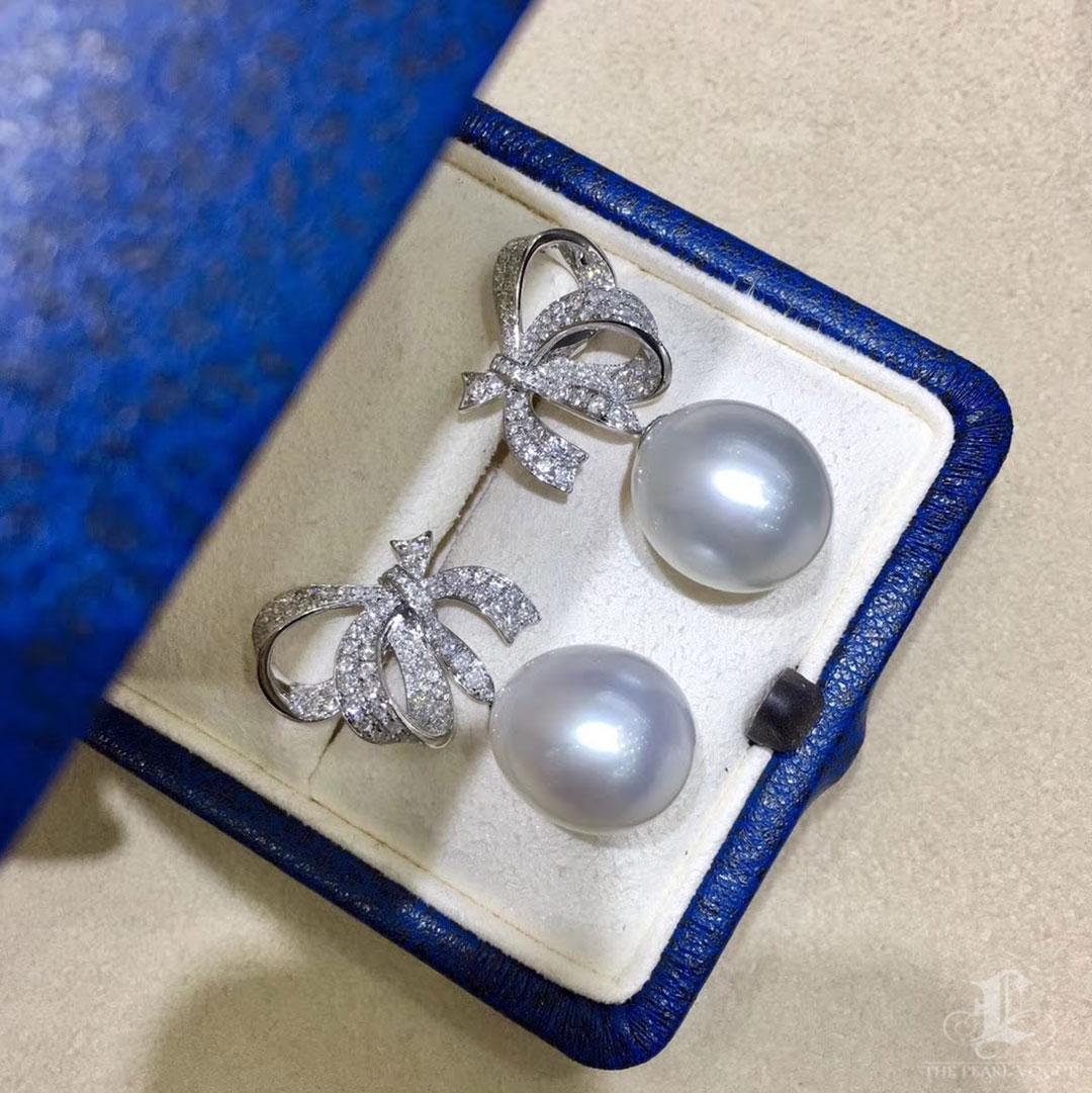 【Crown Radiance】Gala Ribbon Aurora South Sea Pearl Earrings For Sale 1