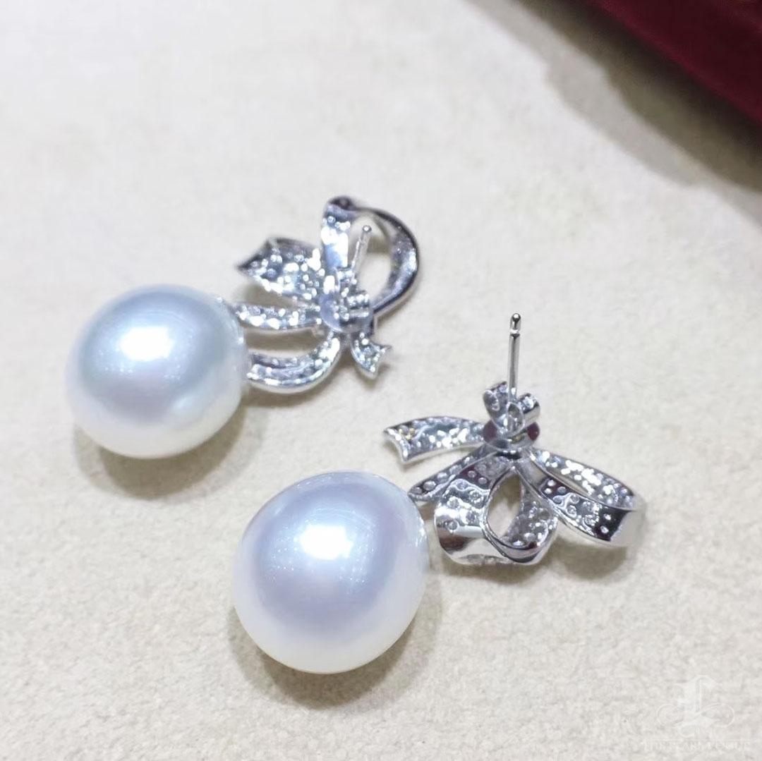 【Crown Radiance】Gala Ribbon Aurora South Sea Pearl Earrings For Sale 2
