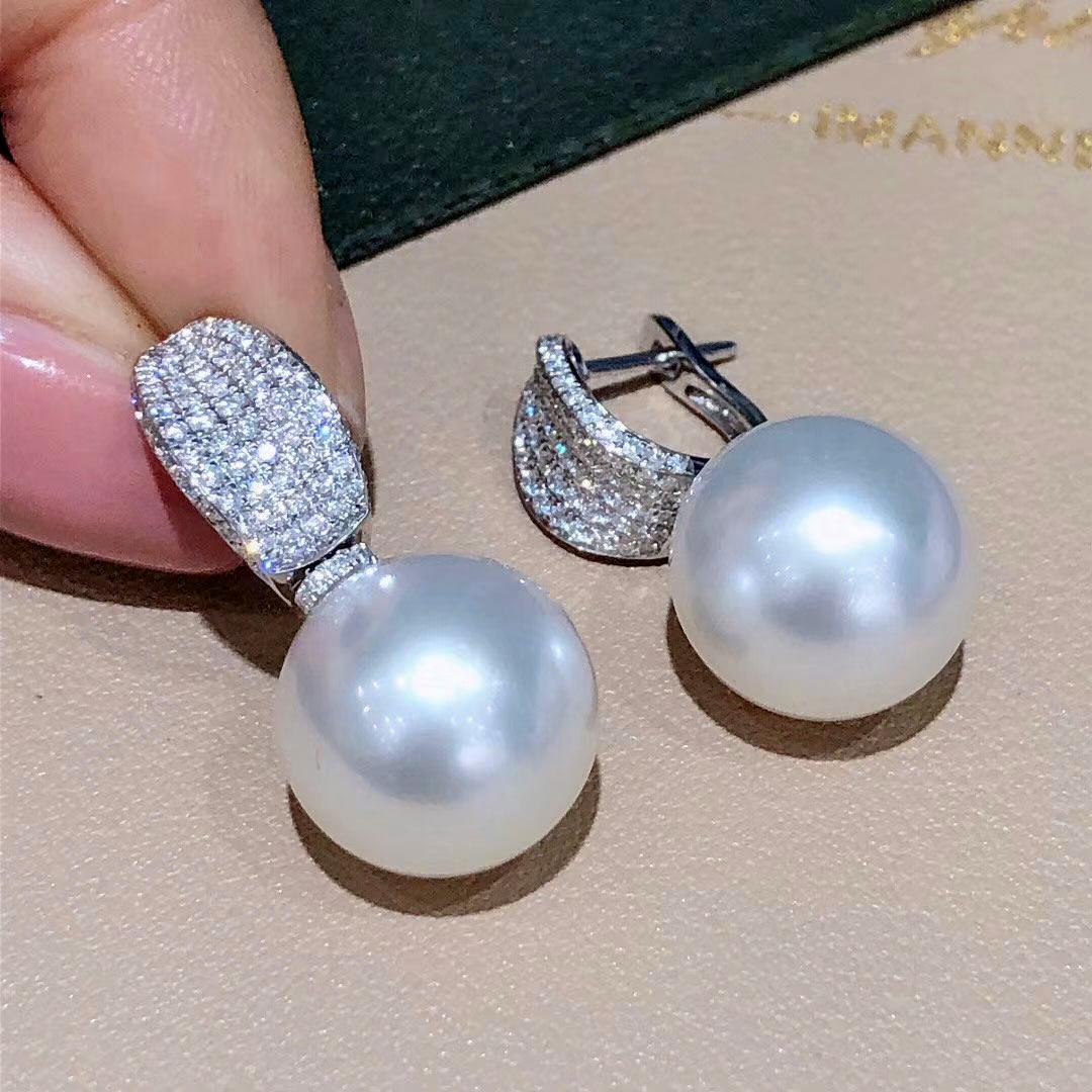 【Crown Radiance】Aurora Radiance 14mm South Sea Pearl & Diamond Pavé Earrings In New Condition For Sale In New York, NY