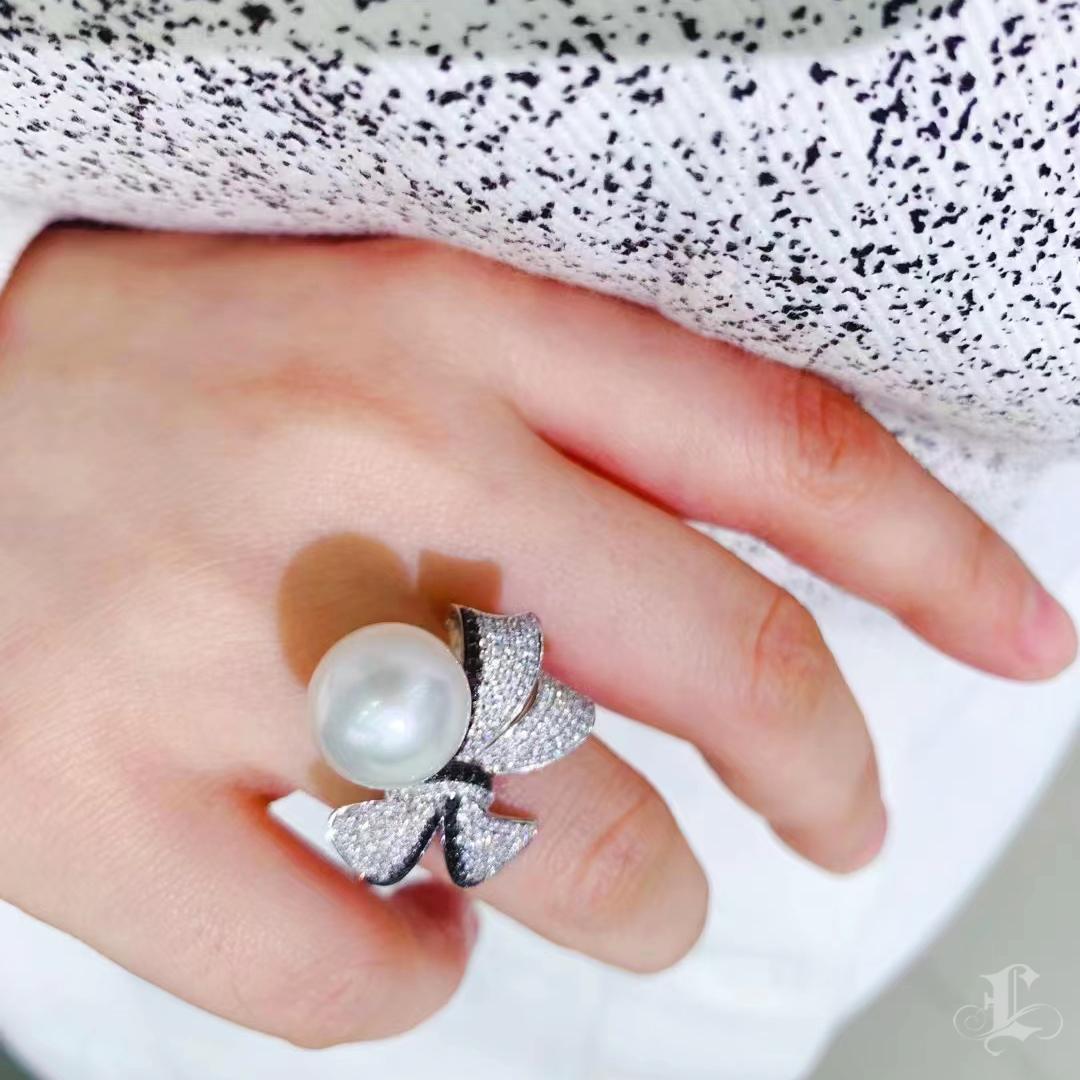 【Crown Radiance】Ribbon Bloom Aurora South Sea Pearl Diamond Cocktail Ring In New Condition For Sale In New York, NY