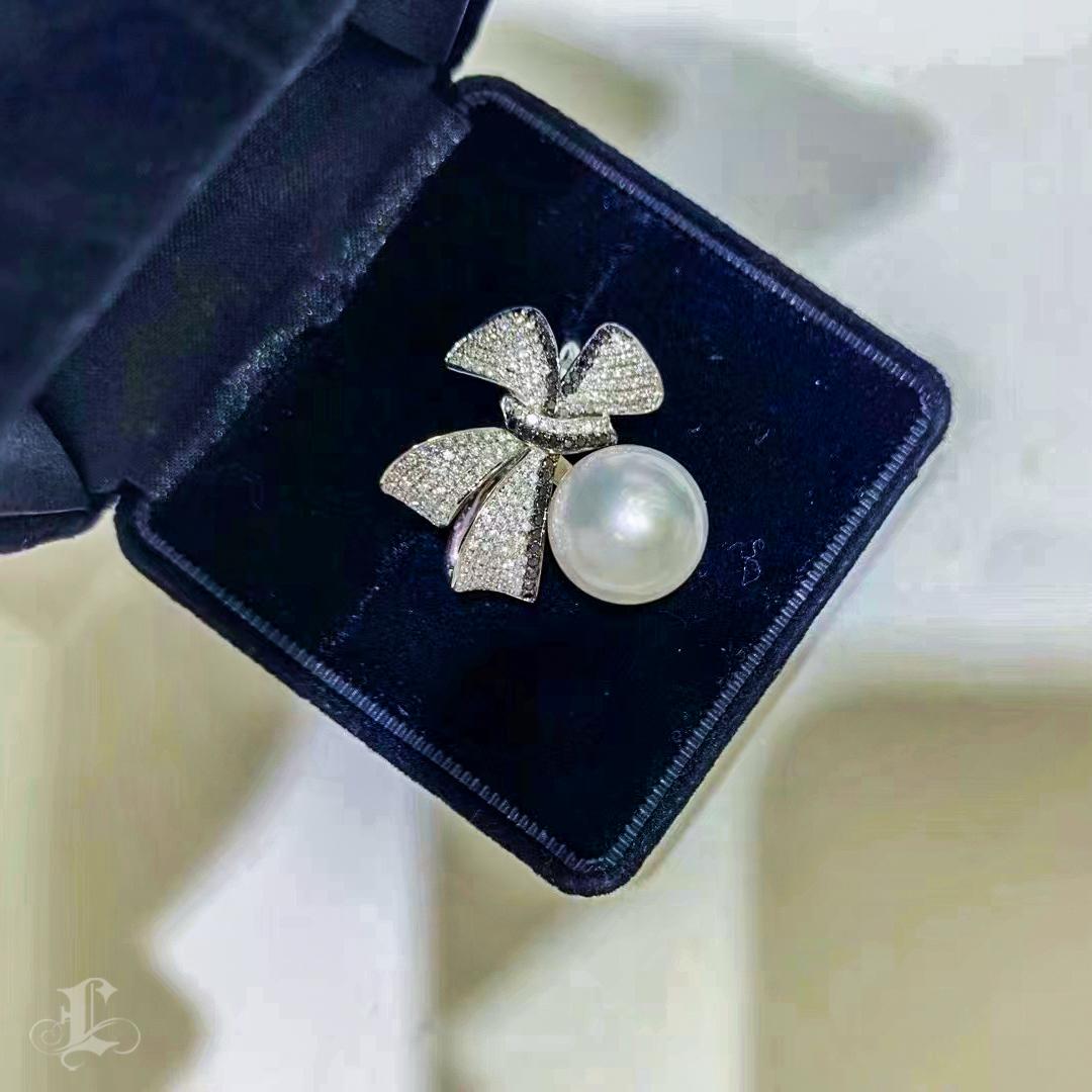 Women's 【Crown Radiance】Ribbon Bloom Aurora South Sea Pearl Diamond Cocktail Ring For Sale