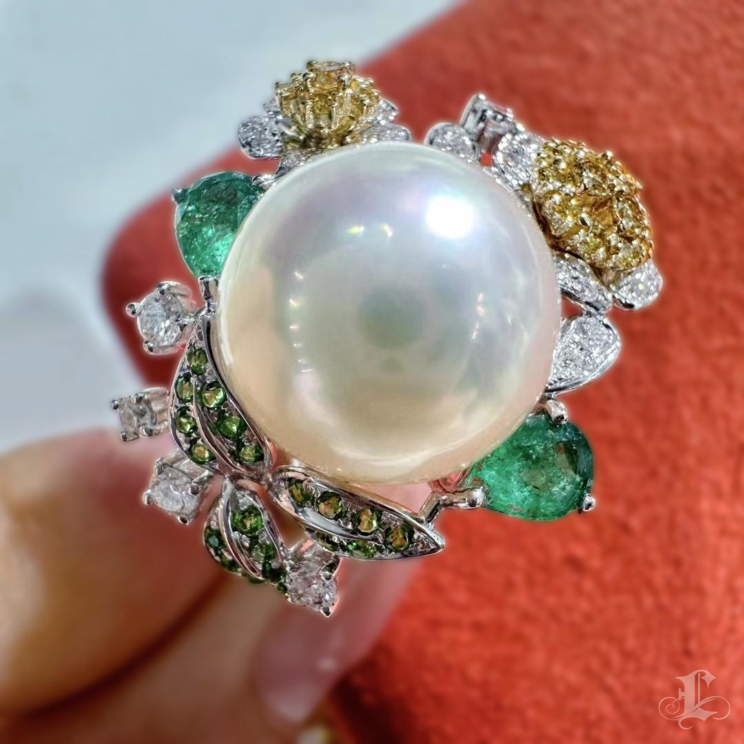 【Vine Symphony】Botanic Muse Aurora South Sea Pearl Emerald Diamond Ring In New Condition For Sale In New York, NY