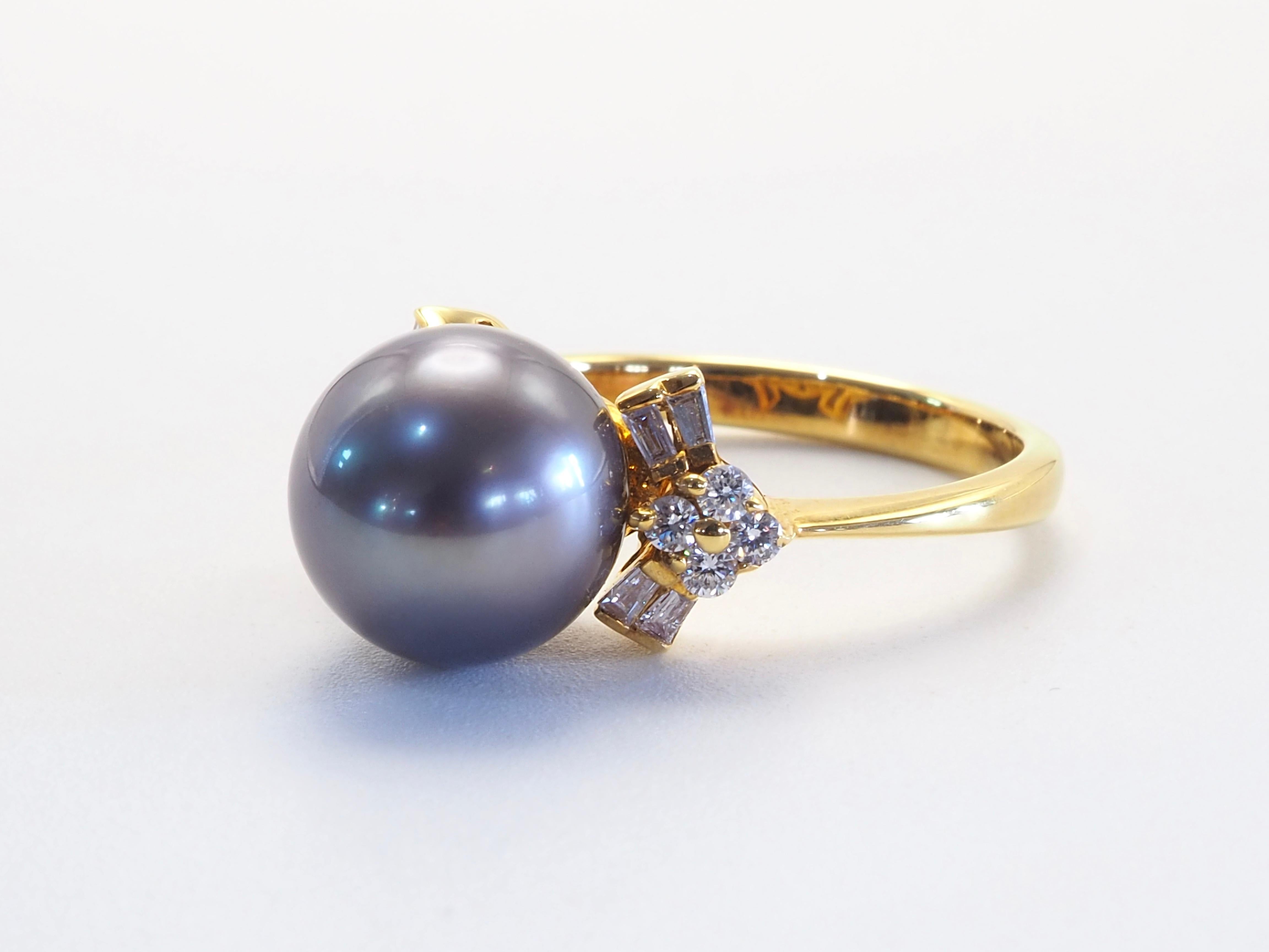 Questo brillante anello in oro giallo 18k è impreziosito da una rara e bellissima perla di Tahiti! La perla è perfettamente arrotondata e presenta solo lievi difetti naturali. Il diametro della perla è di 10 mm. Ci sono 8 diamanti a baguette