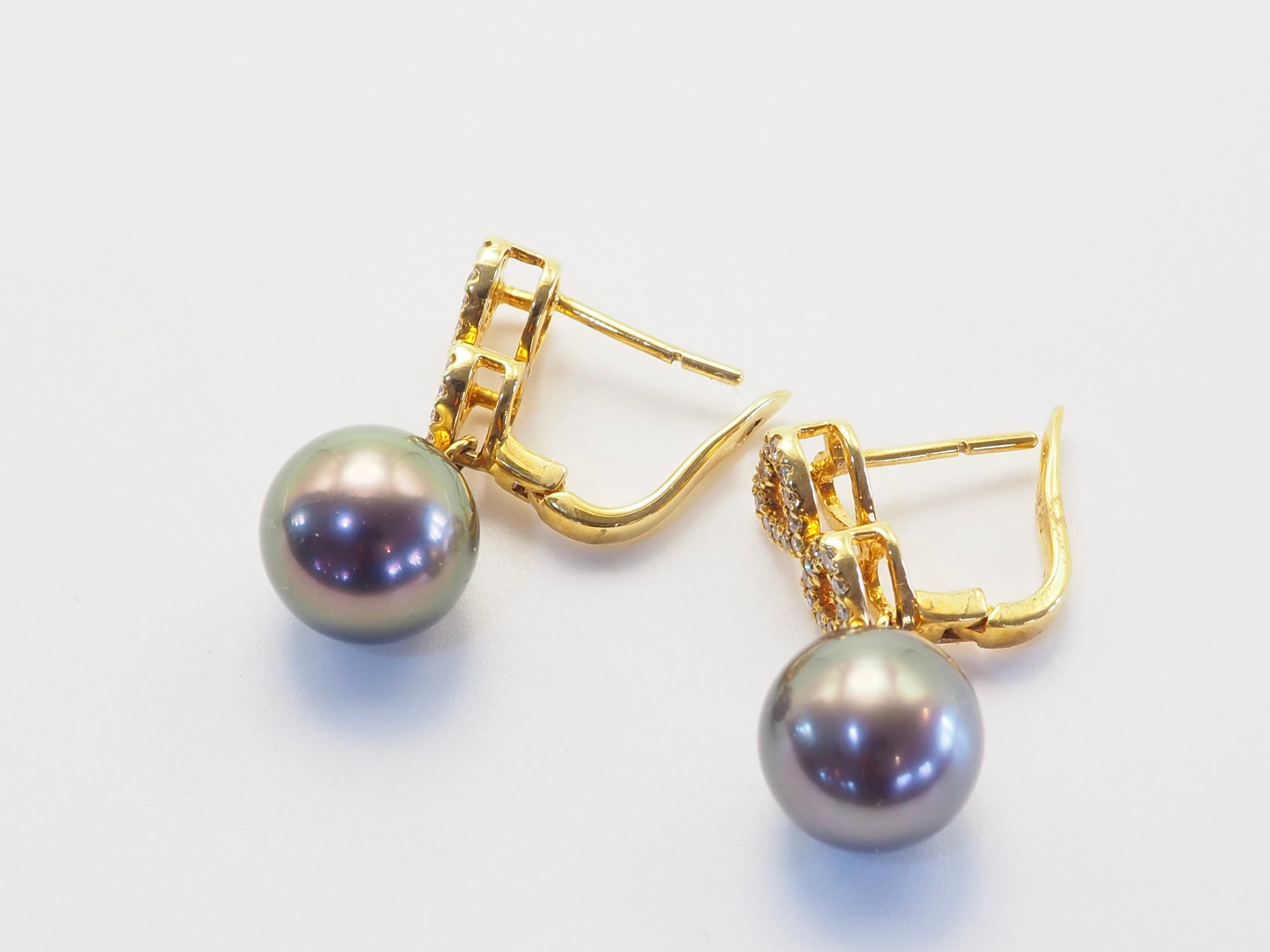 Boucles d'oreilles pendantes en or 18K avec perle noire de Tahiti de 10 mm et diamant de 0,23 ct. Neuf - En vente à เกาะสมุย, TH