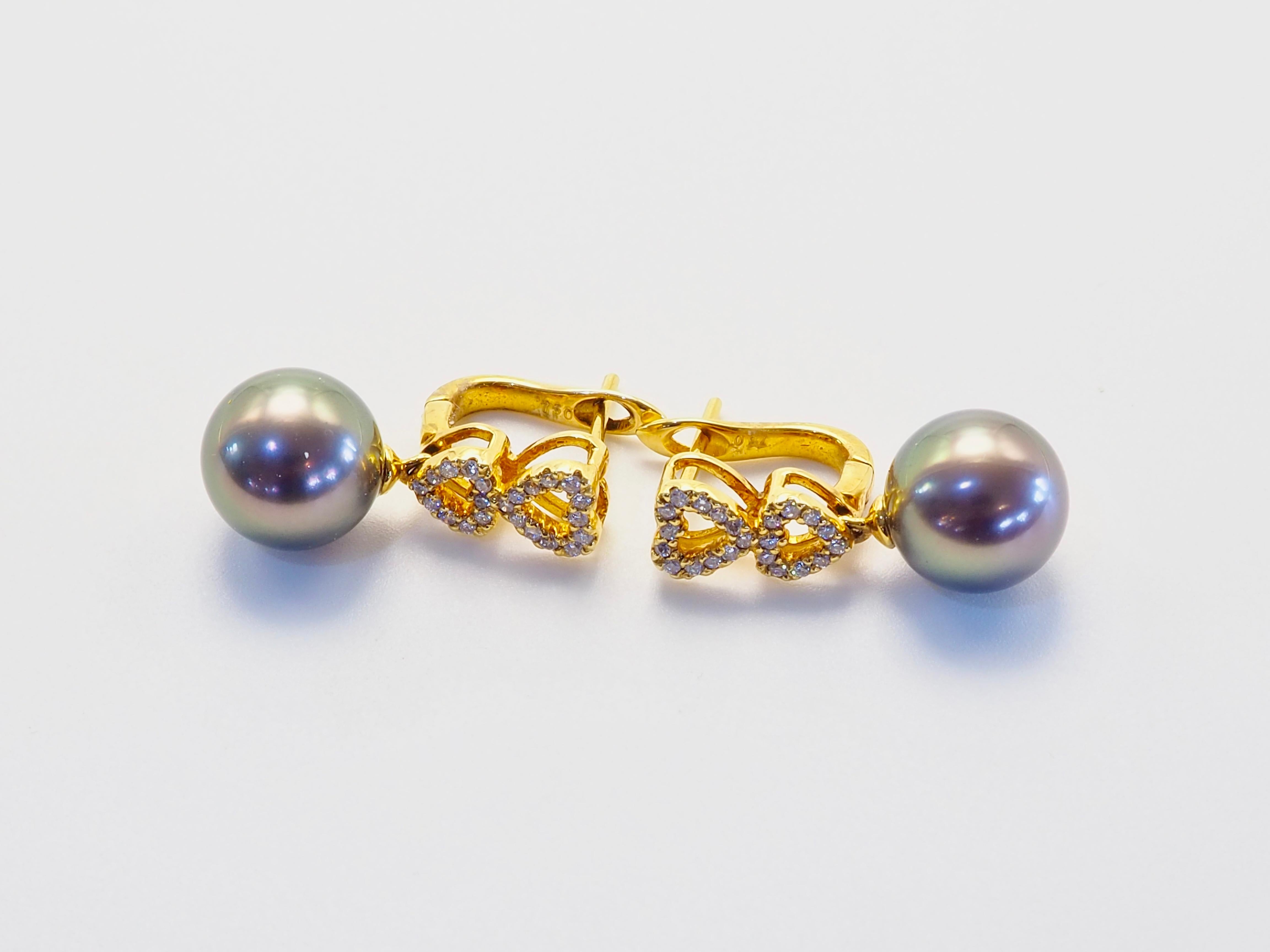 Boucles d'oreilles pendantes en or 18K avec perle noire de Tahiti de 10 mm et diamant de 0,23 ct. Unisexe en vente