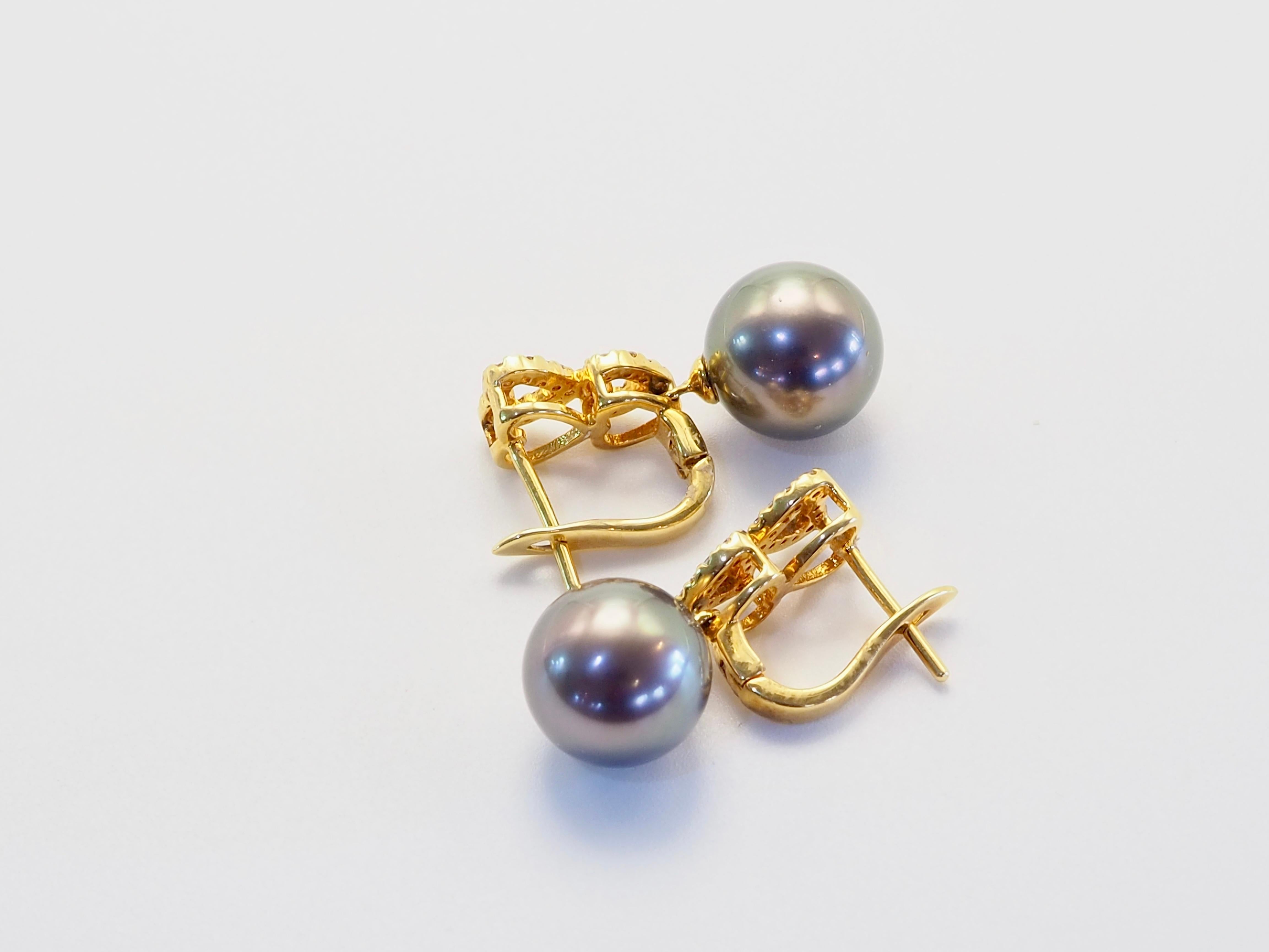 Boucles d'oreilles pendantes en or 18K avec perle noire de Tahiti de 10 mm et diamant de 0,23 ct. en vente 1