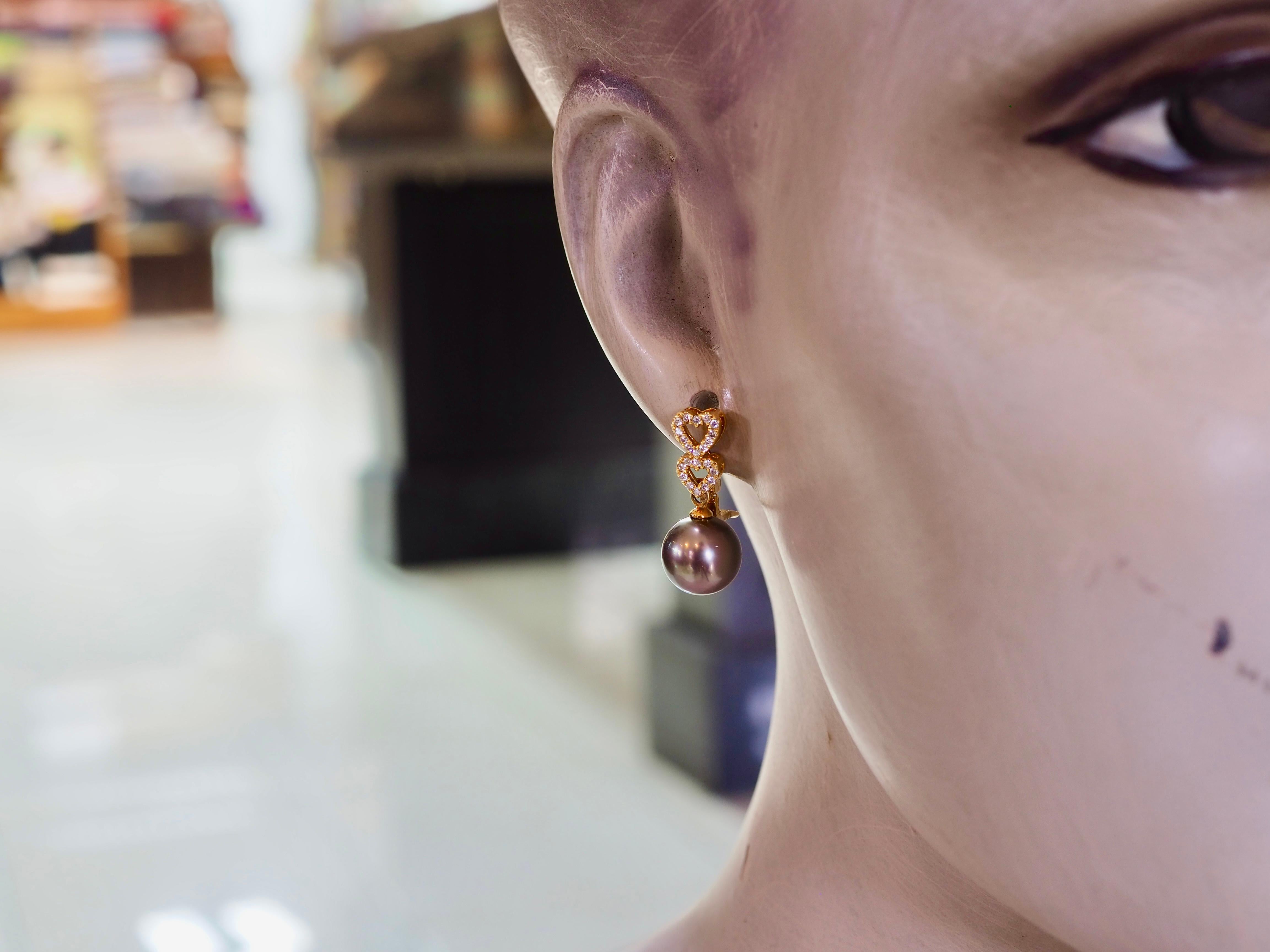 Boucles d'oreilles pendantes en or 18K avec perle noire de Tahiti de 10 mm et diamant de 0,23 ct. en vente 3