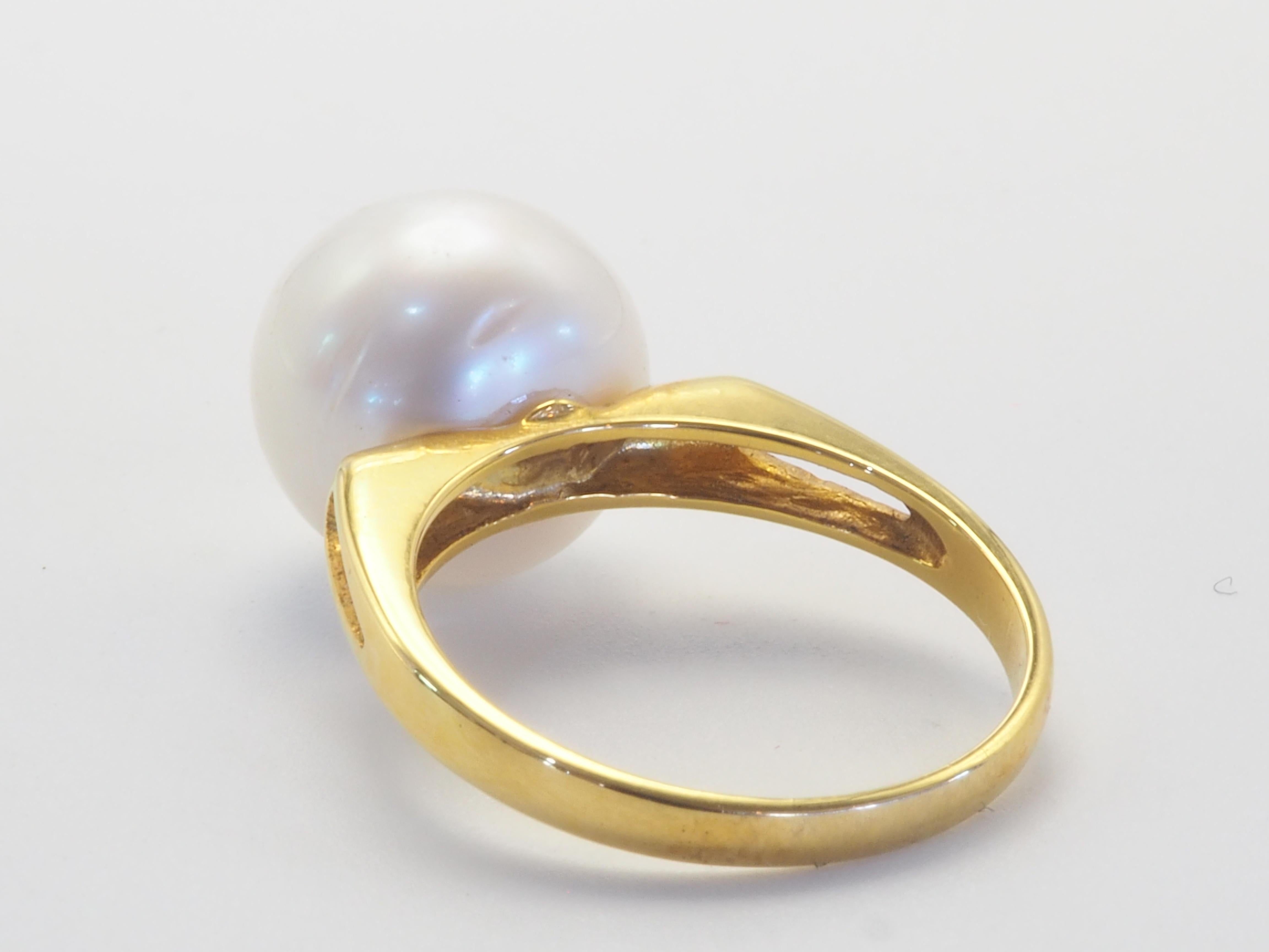 This brilliant 18k gold ring is adorned with a rare and beautiful South Sea pearl! The pearl is almost round and has little visible blemishes- a blemish presented only near top center (please see video). The diameter of the pearl is around 11 mm!