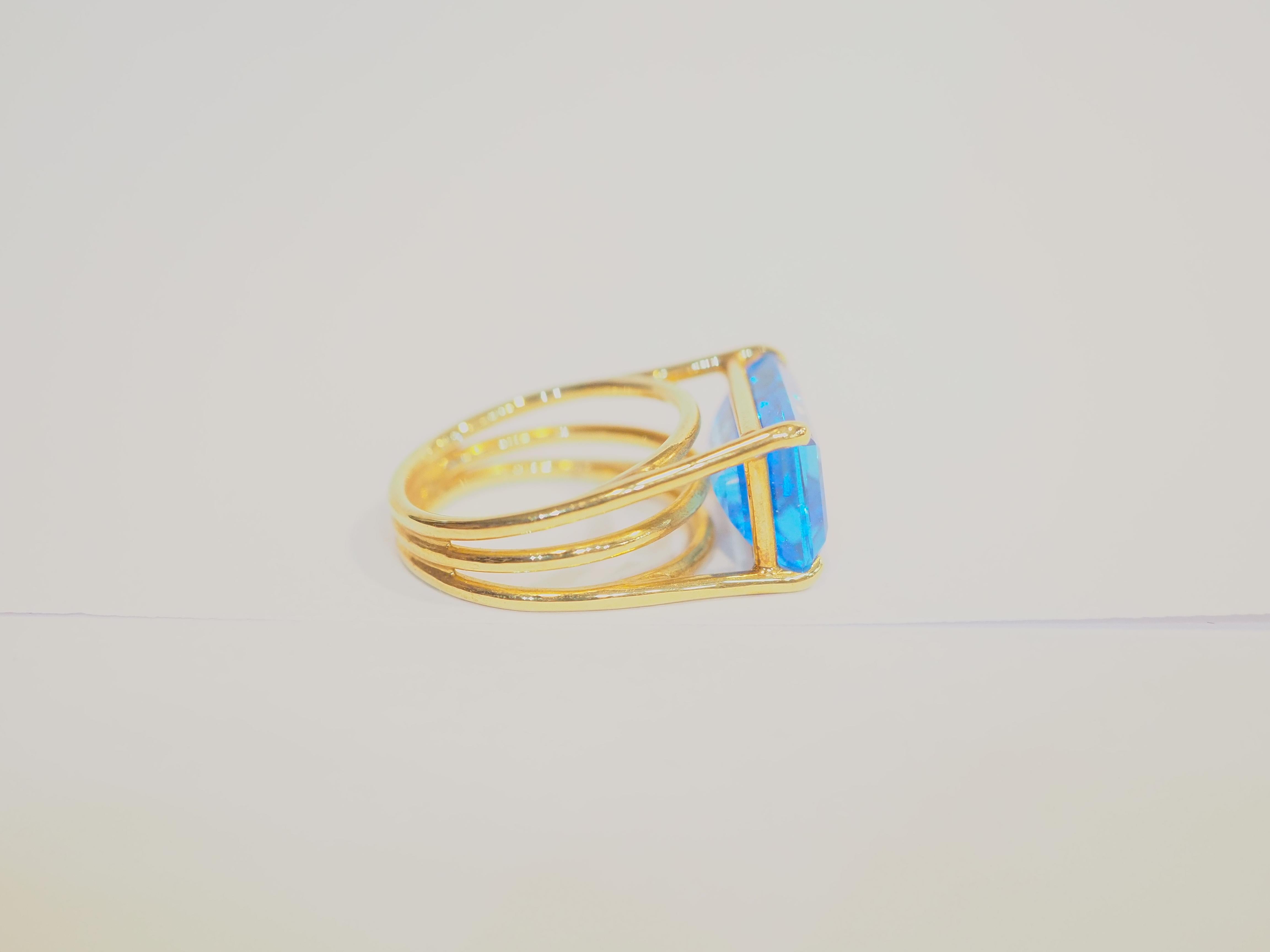 18K Gold 11.04ct Blue Topaz Solitaire Cocktail Overlap Band Ring In Excellent Condition For Sale In เกาะสมุย, TH