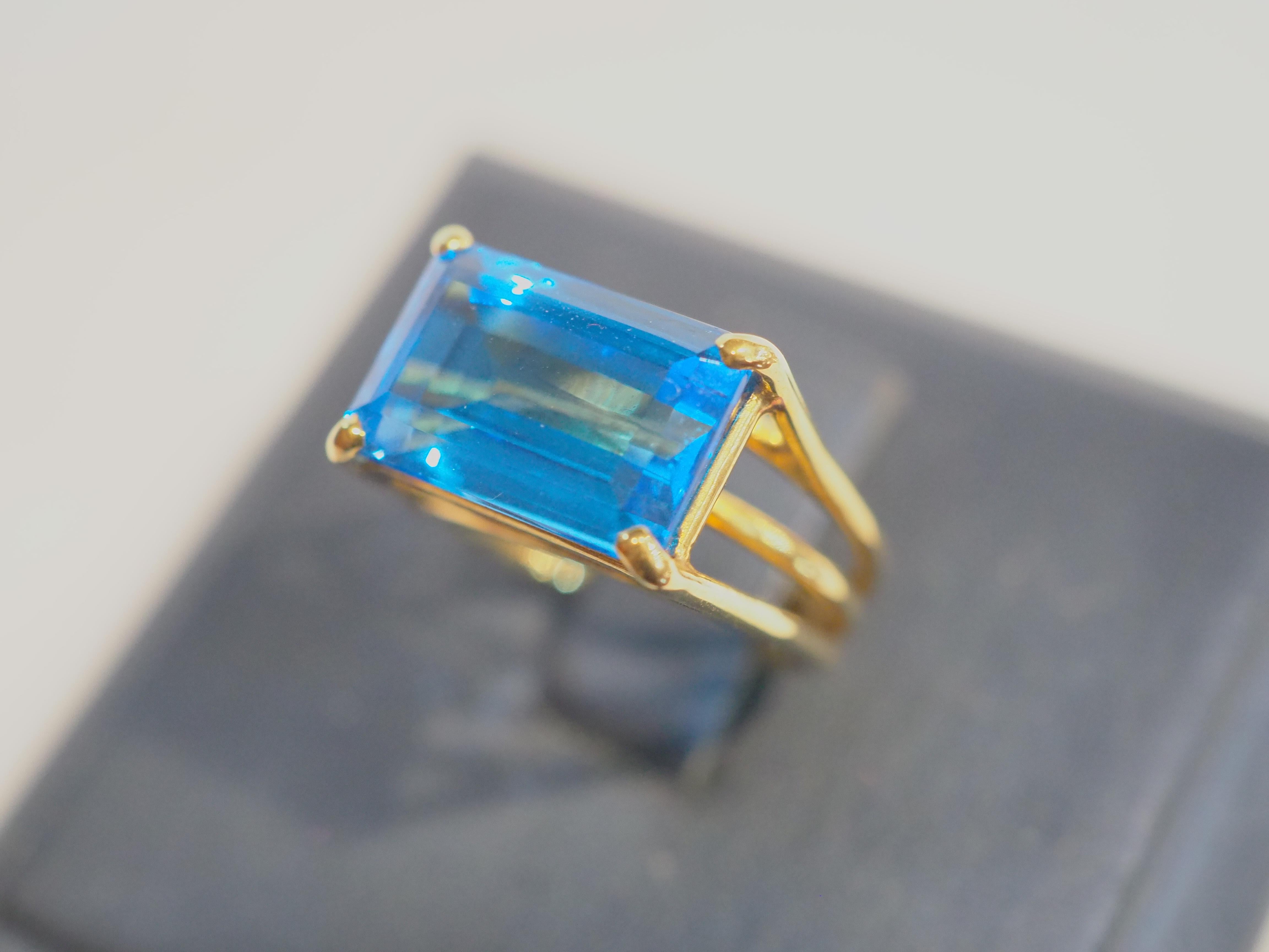 18K Gold 11.04ct Blue Topaz Solitaire Cocktail Overlap Band Ring For Sale 1