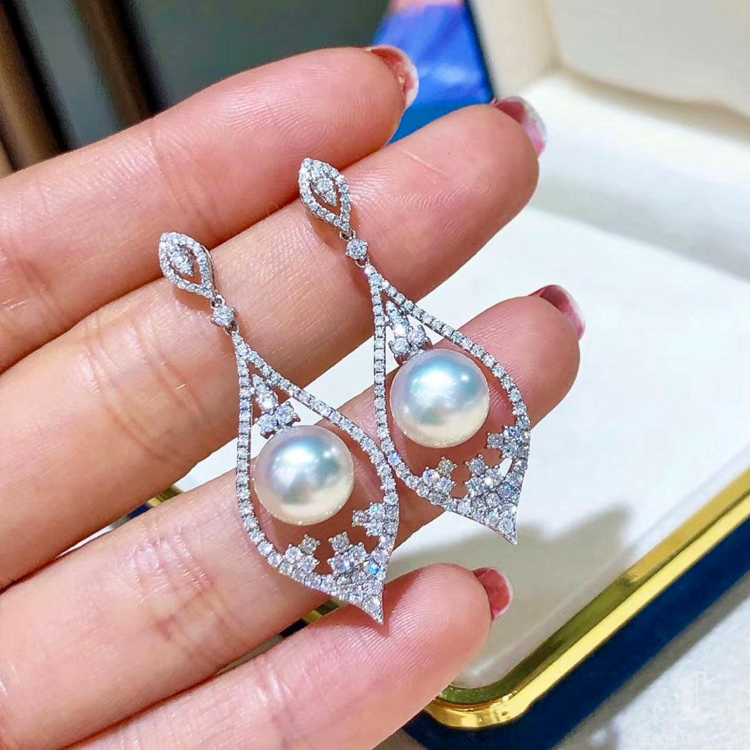 【Crown Radiance】Aurora Teardrop South Sea Pearl Diamond Gala Earrings For Sale 3
