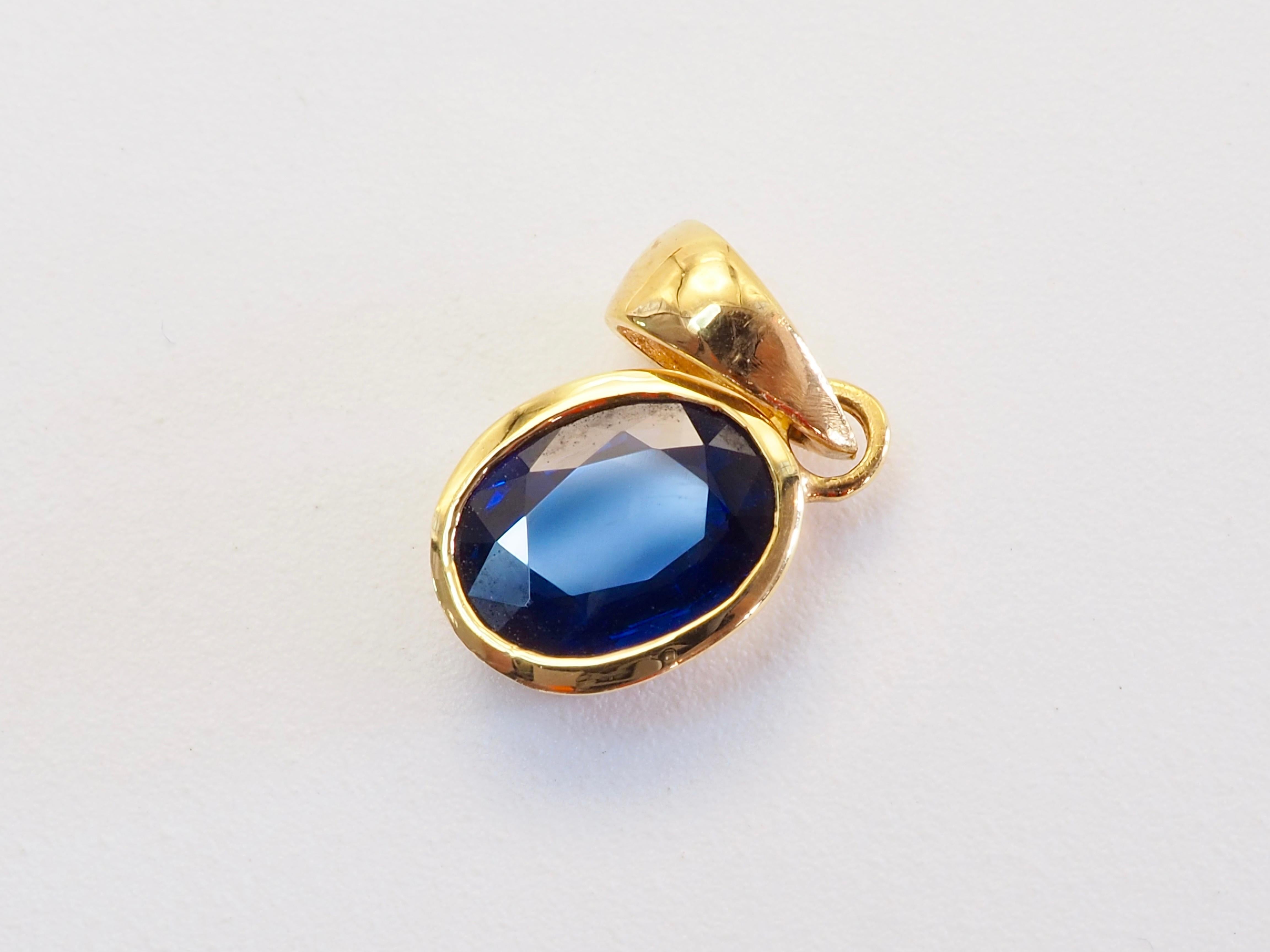 Espressione senza tempo di un lusso raffinato, questo ciondolo presenta un vivido zaffiro blu di 1,10 carati a taglio ovale, proveniente dalla Thailandia e incastonato in un elegante castone in oro massiccio 18k. La profonda tonalità oceanica dello