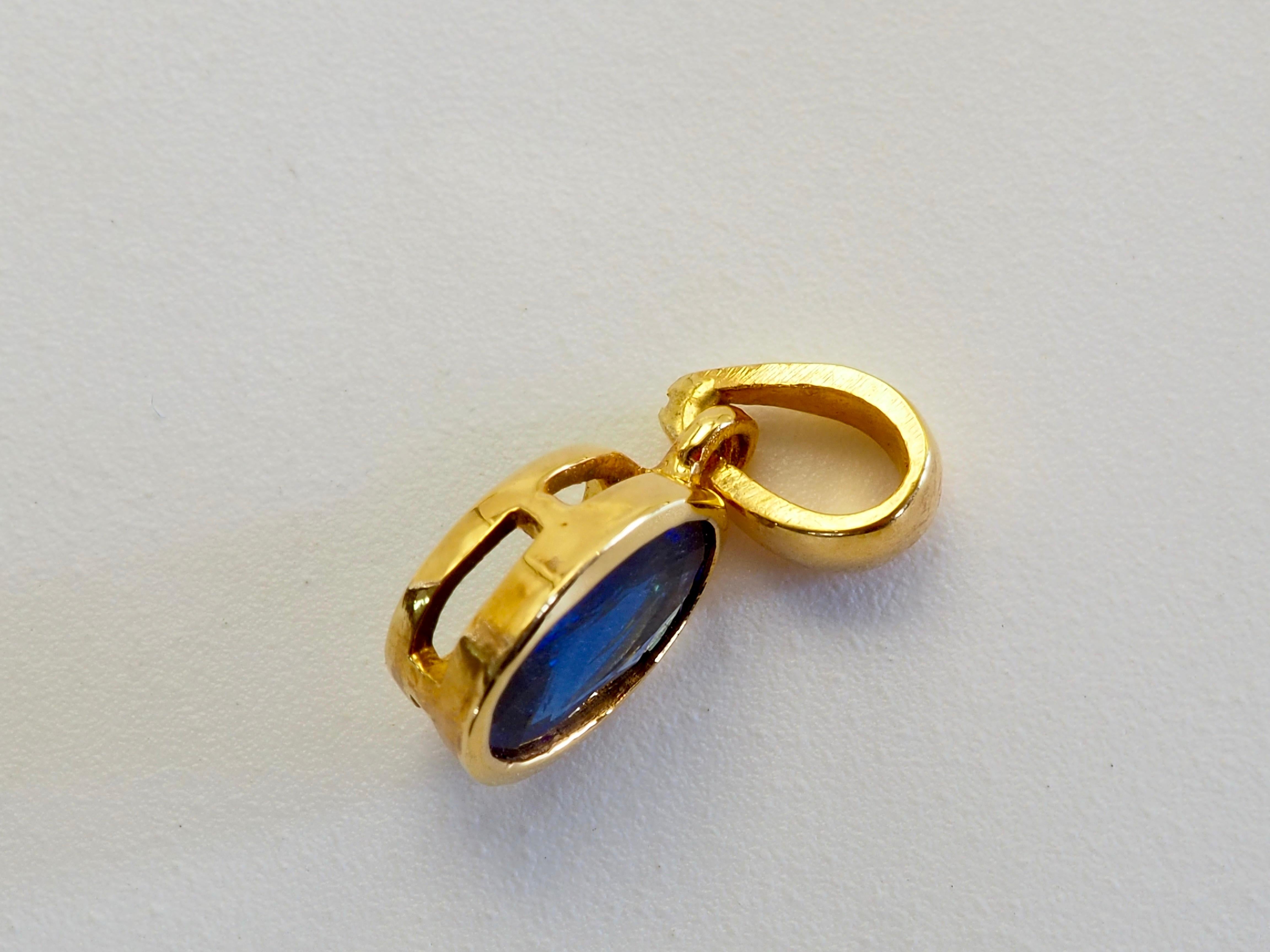 Taglio ovale Ciondolo classico con castone in oro 18 carati con zaffiro blu ovale da 1,10 carati in vendita