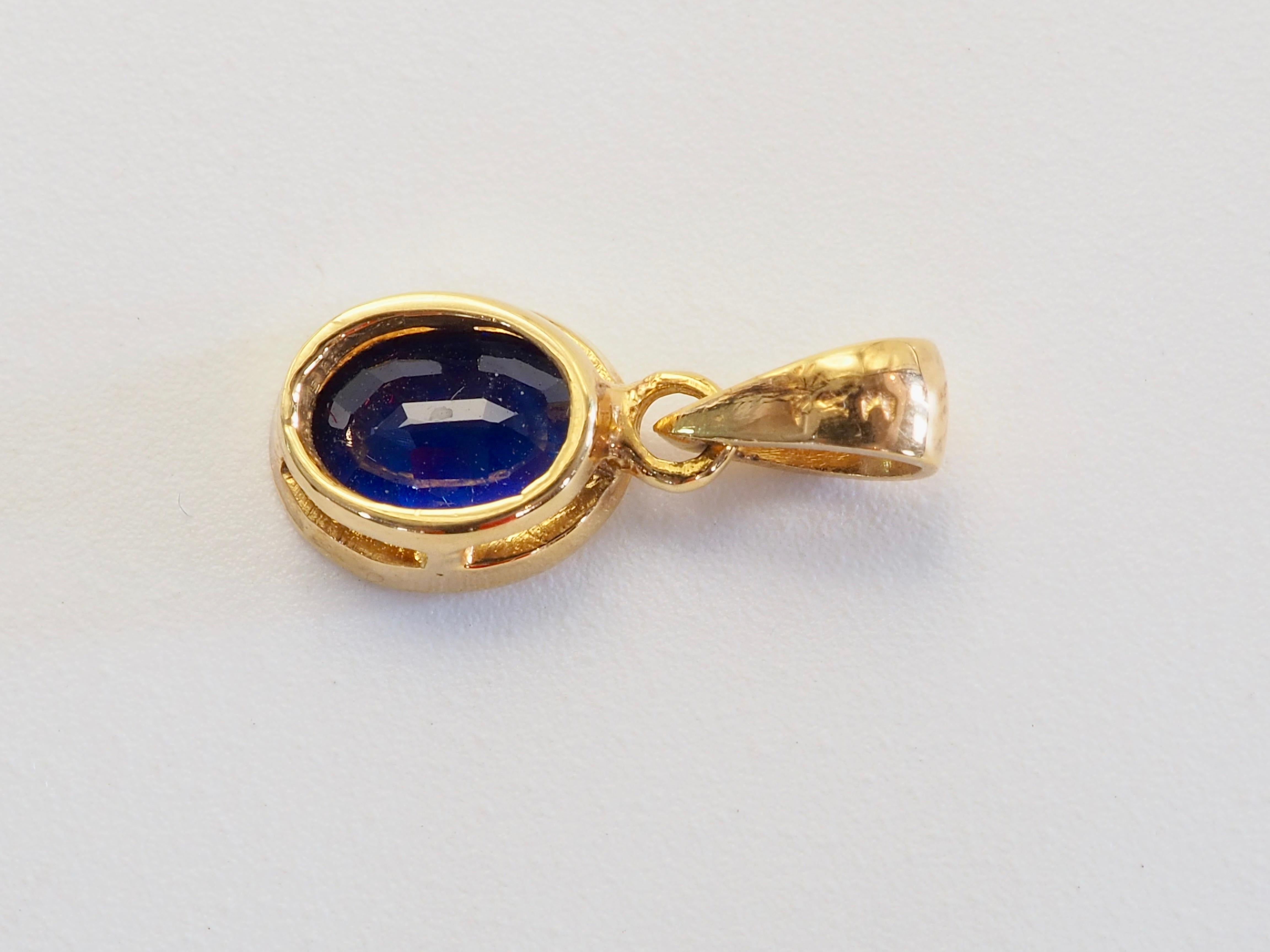 Ciondolo classico con castone in oro 18 carati con zaffiro blu ovale da 1,10 carati In condizioni Nuovo in vendita a เกาะสมุย, TH