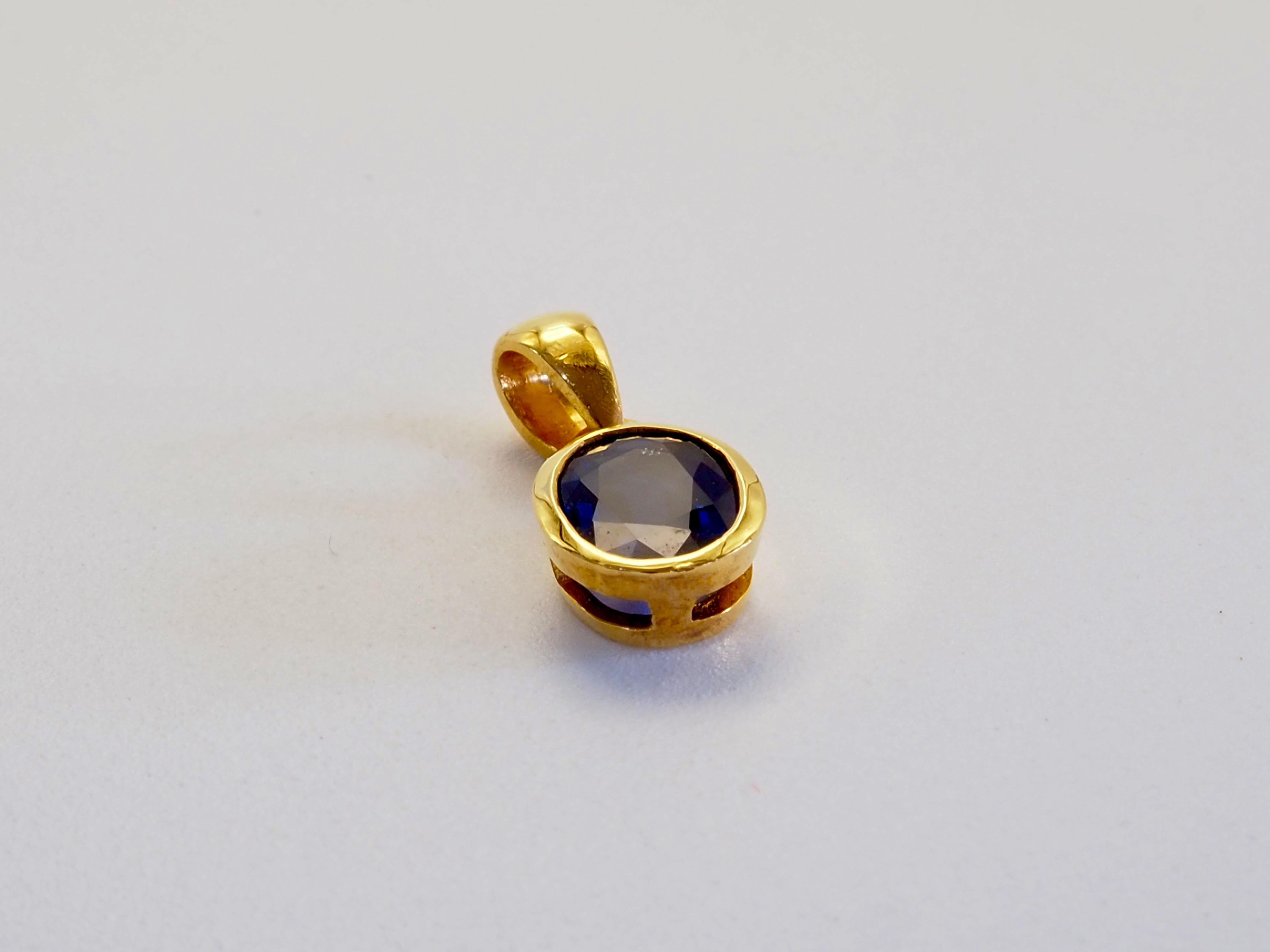 da uomo o donna Ciondolo classico con castone in oro 18 carati con zaffiro blu ovale da 1,10 carati in vendita