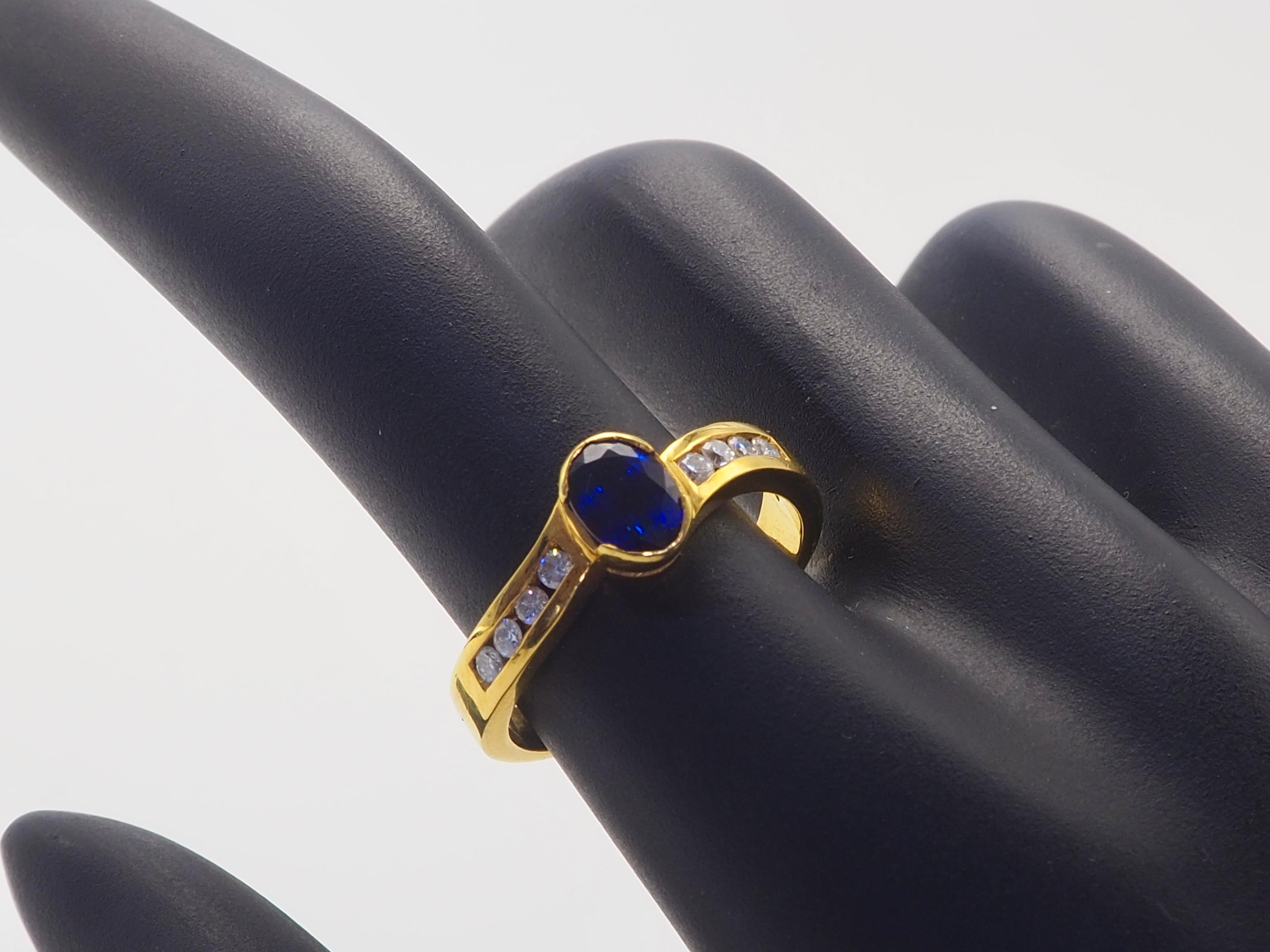 Bague ondulée en or 18K avec saphir bleu flamboyant ovale de 1,10 ct et diamant de 0,14 ct en vente 5