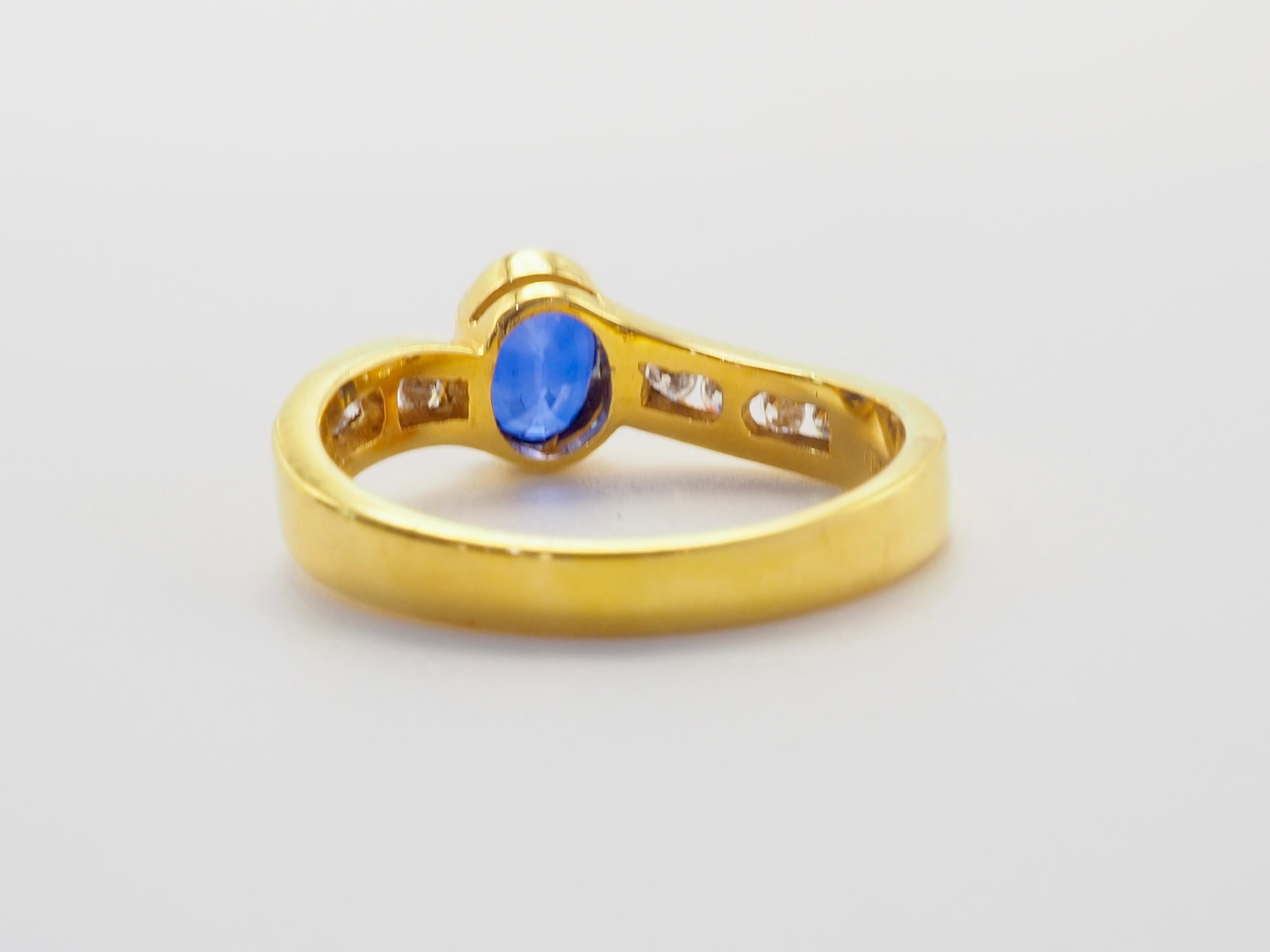 Taille ovale Bague ondulée en or 18K avec saphir bleu flamboyant ovale de 1,10 ct et diamant de 0,14 ct en vente