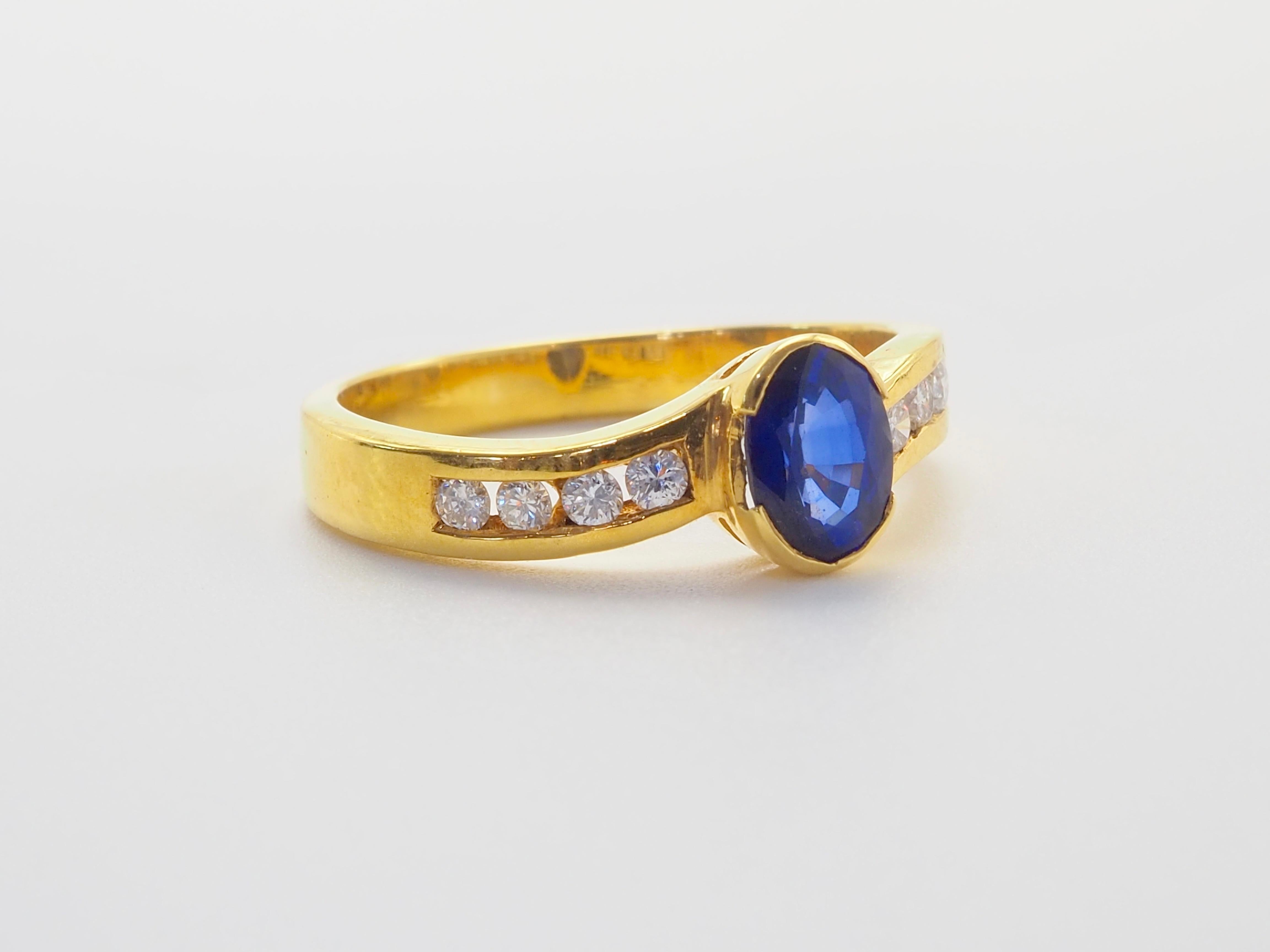 Bague ondulée en or 18K avec saphir bleu flamboyant ovale de 1,10 ct et diamant de 0,14 ct Neuf - En vente à เกาะสมุย, TH