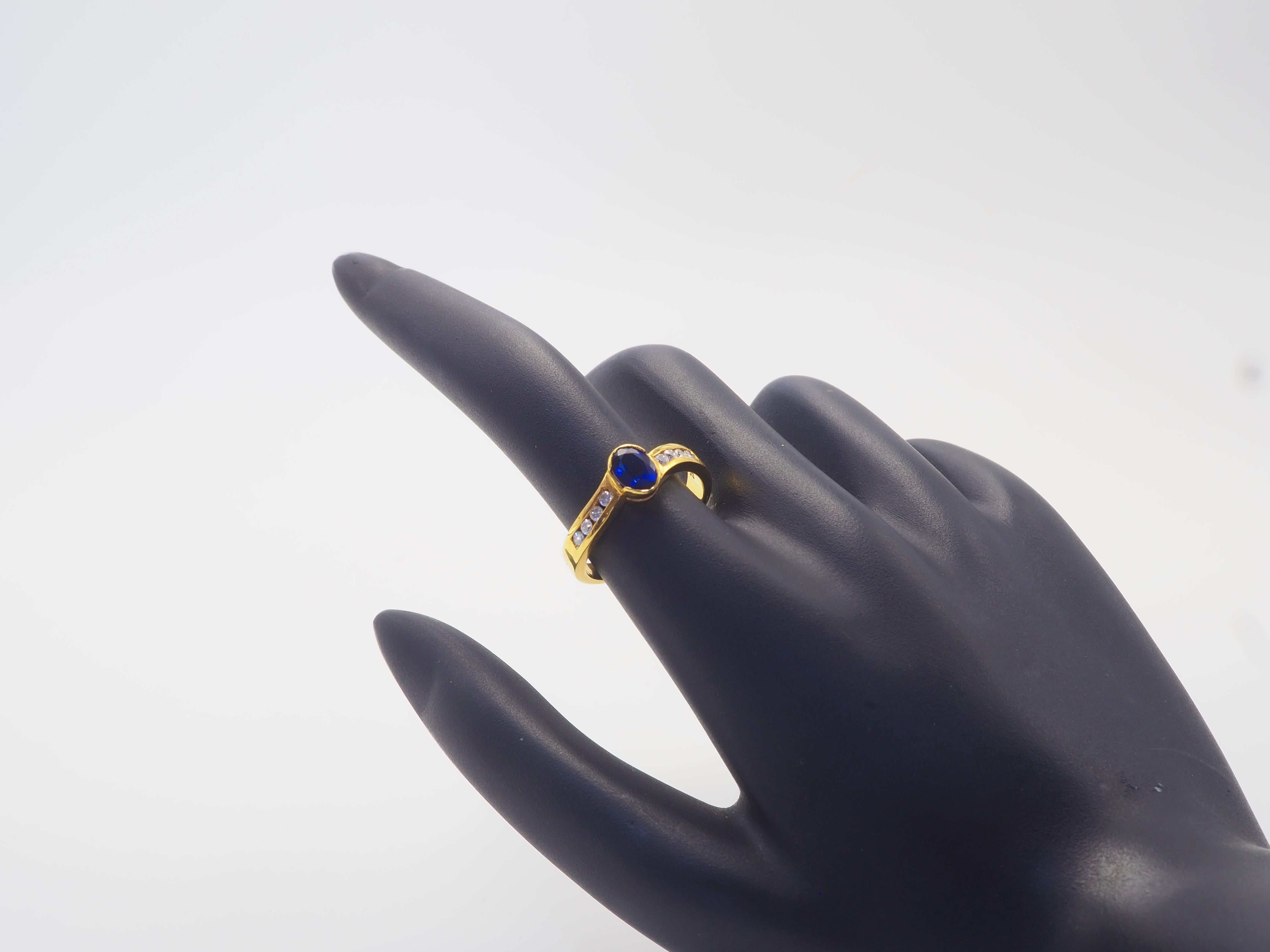 Bague ondulée en or 18K avec saphir bleu flamboyant ovale de 1,10 ct et diamant de 0,14 ct en vente 1