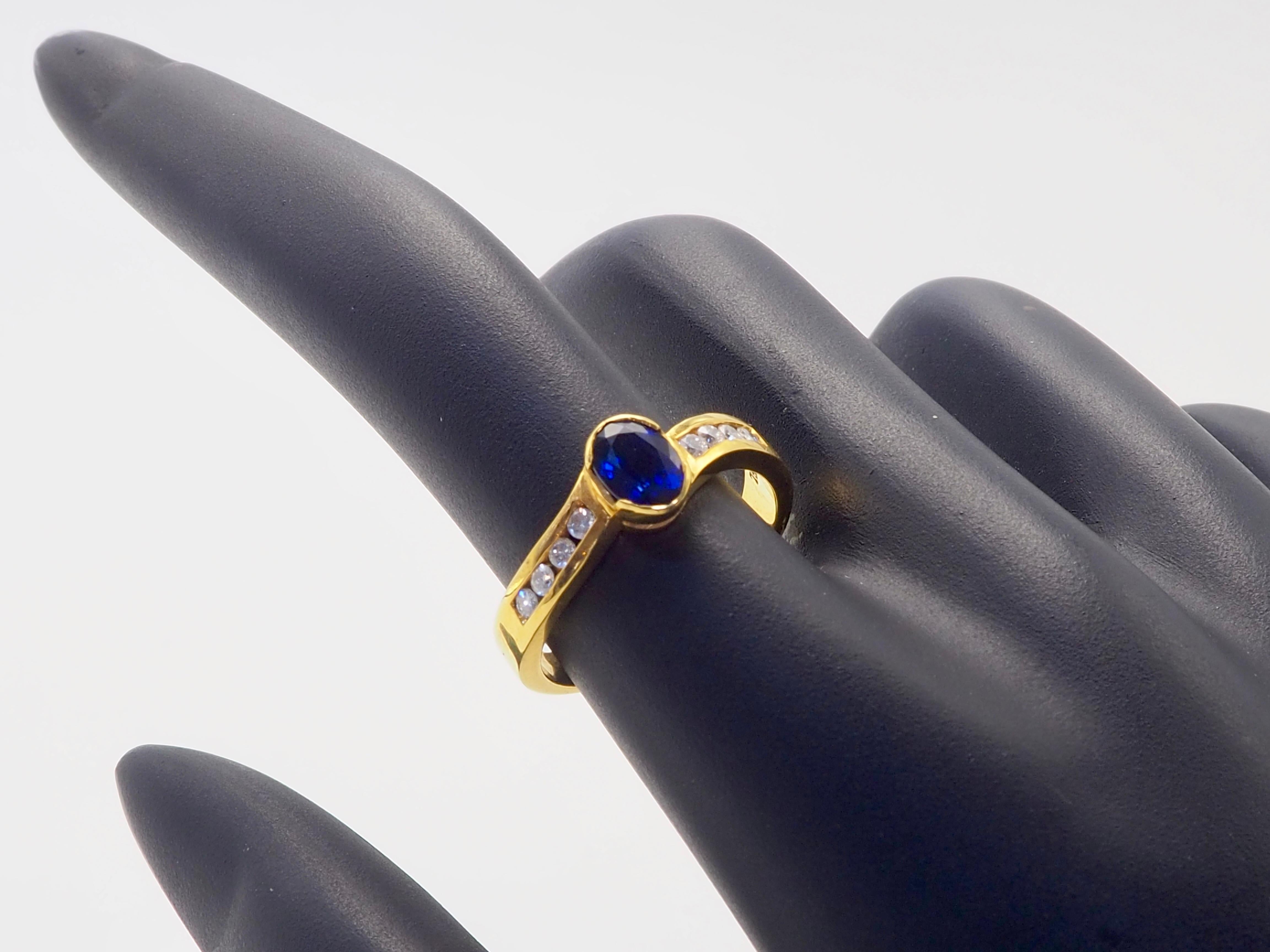 Bague ondulée en or 18K avec saphir bleu flamboyant ovale de 1,10 ct et diamant de 0,14 ct en vente 2