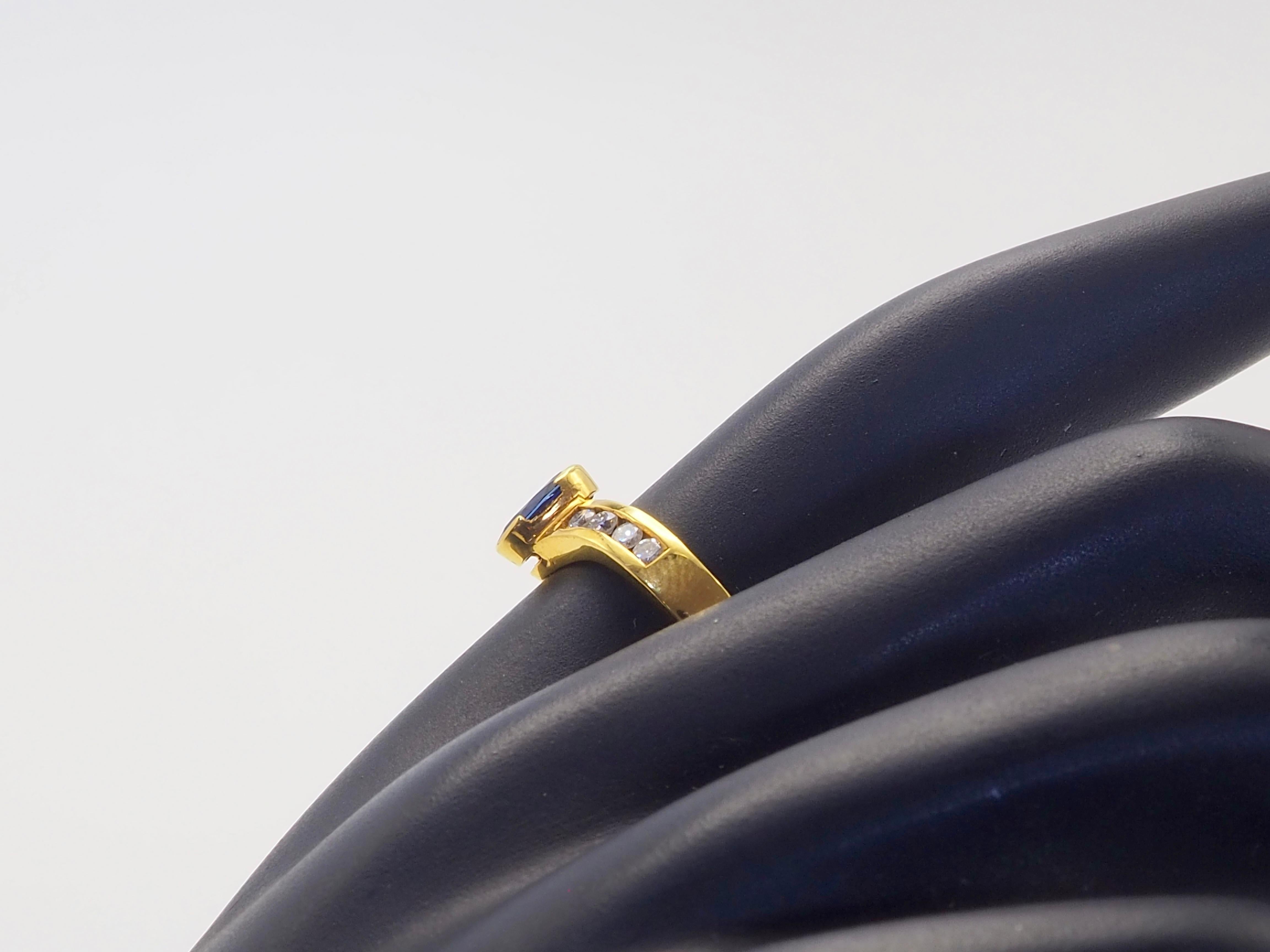 Bague ondulée en or 18K avec saphir bleu flamboyant ovale de 1,10 ct et diamant de 0,14 ct en vente 3