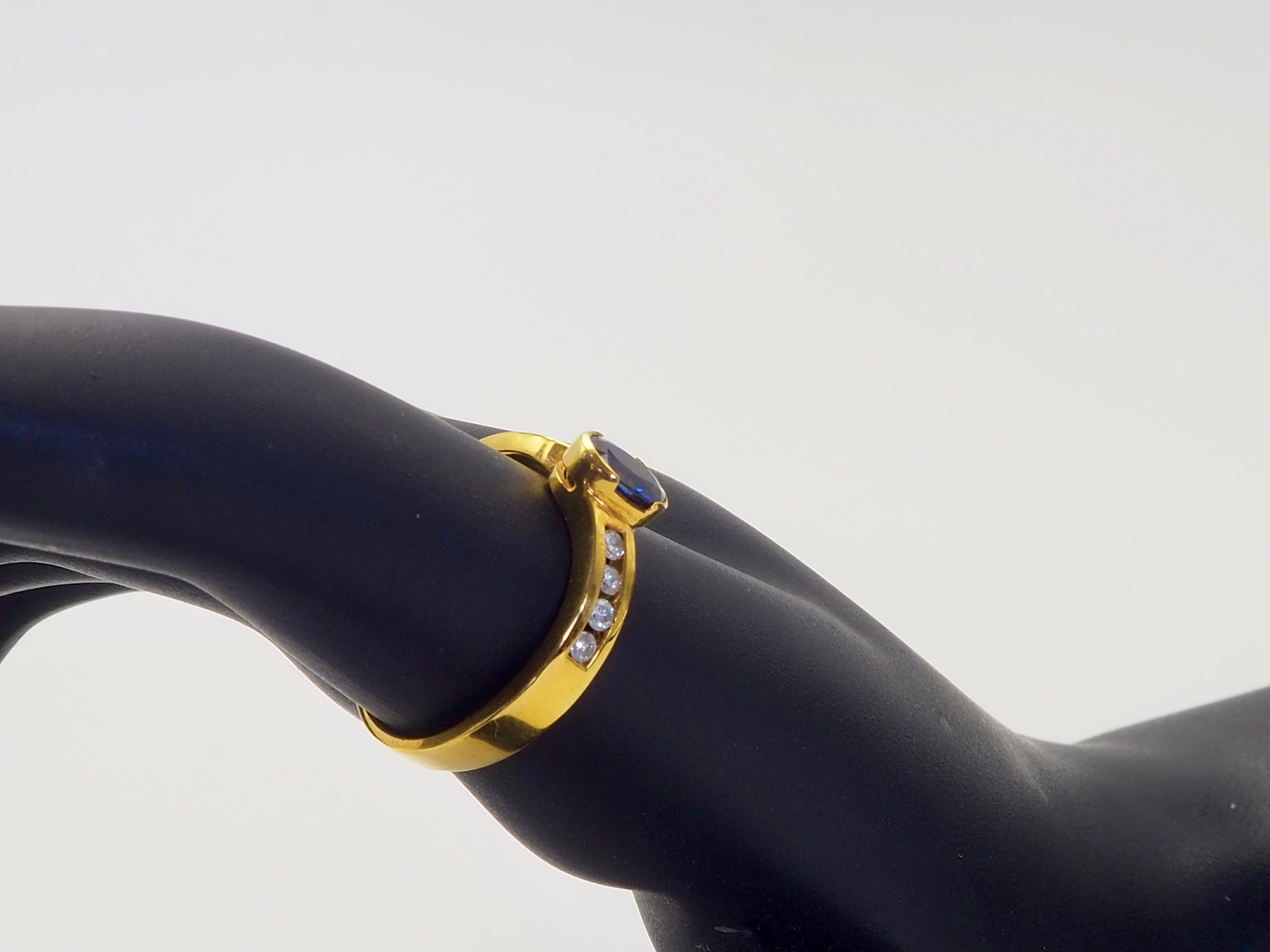 Bague ondulée en or 18K avec saphir bleu flamboyant ovale de 1,10 ct et diamant de 0,14 ct en vente 4