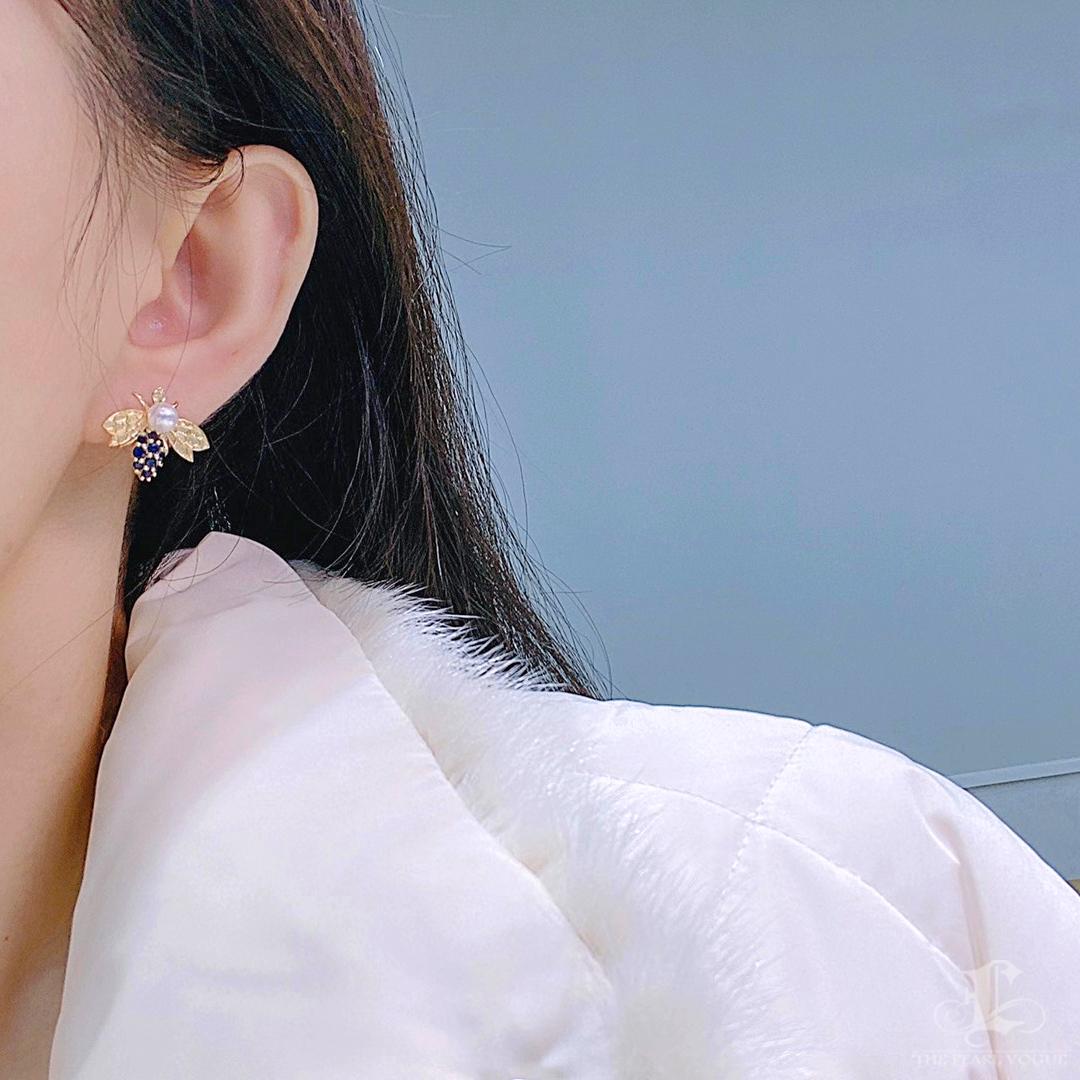 Uncut 【Vine Symphony】Golden Hive Bee Aurora Akoya Pearls Sapphires Earrings For Sale