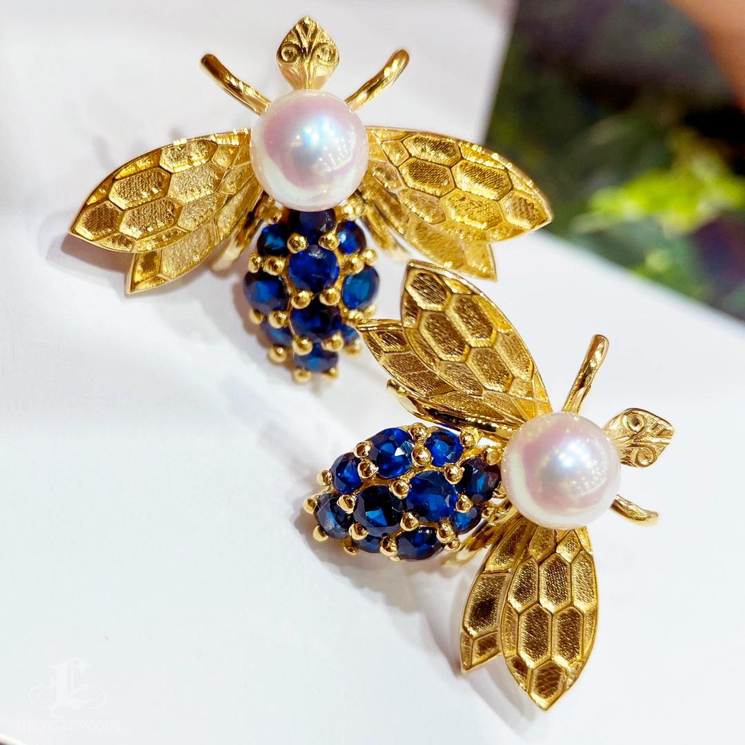 【Vine Symphony】Golden Hive Bee Aurora Akoya Pearls Sapphires Earrings In New Condition For Sale In New York, NY