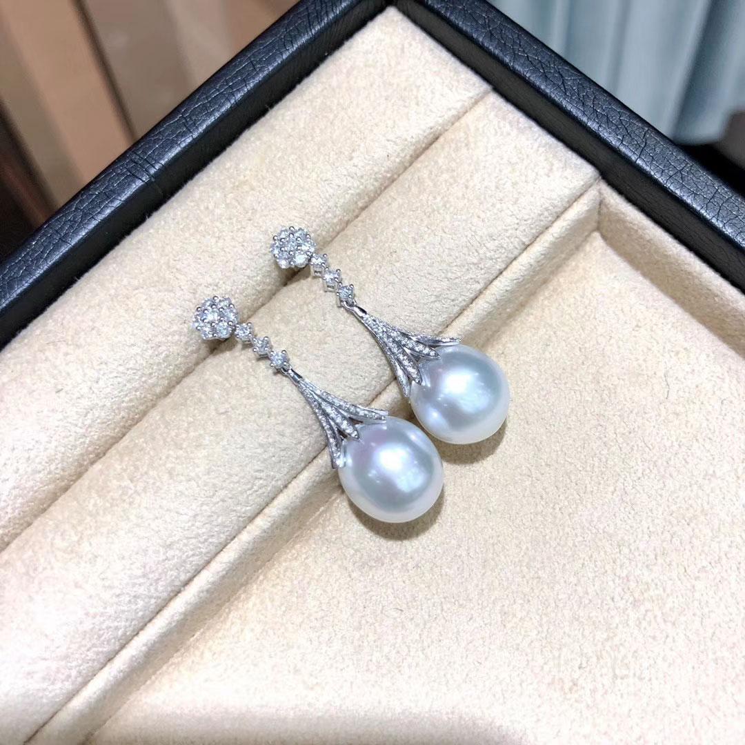 【Crown Radiance】Pendientes de Diamantes y Perlas del Mar del Sur Aurora de Cresta Radiante en Nuevo estado para la venta en New York, NY