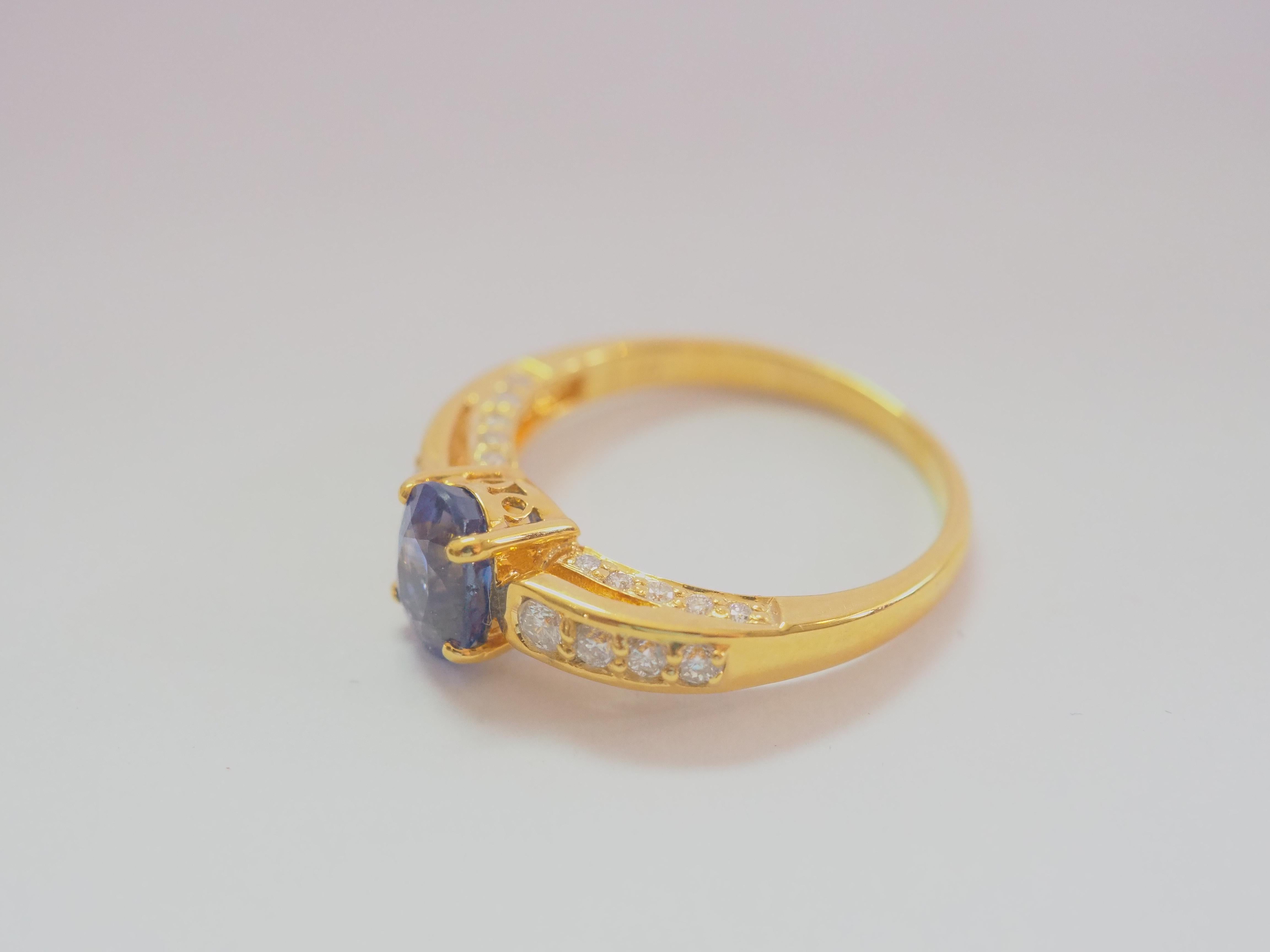 Oval Cut 18k Gold 1.15ct Cornflower Blue Sapphire & 0.40ct Diamond Engagement Ring For Sale