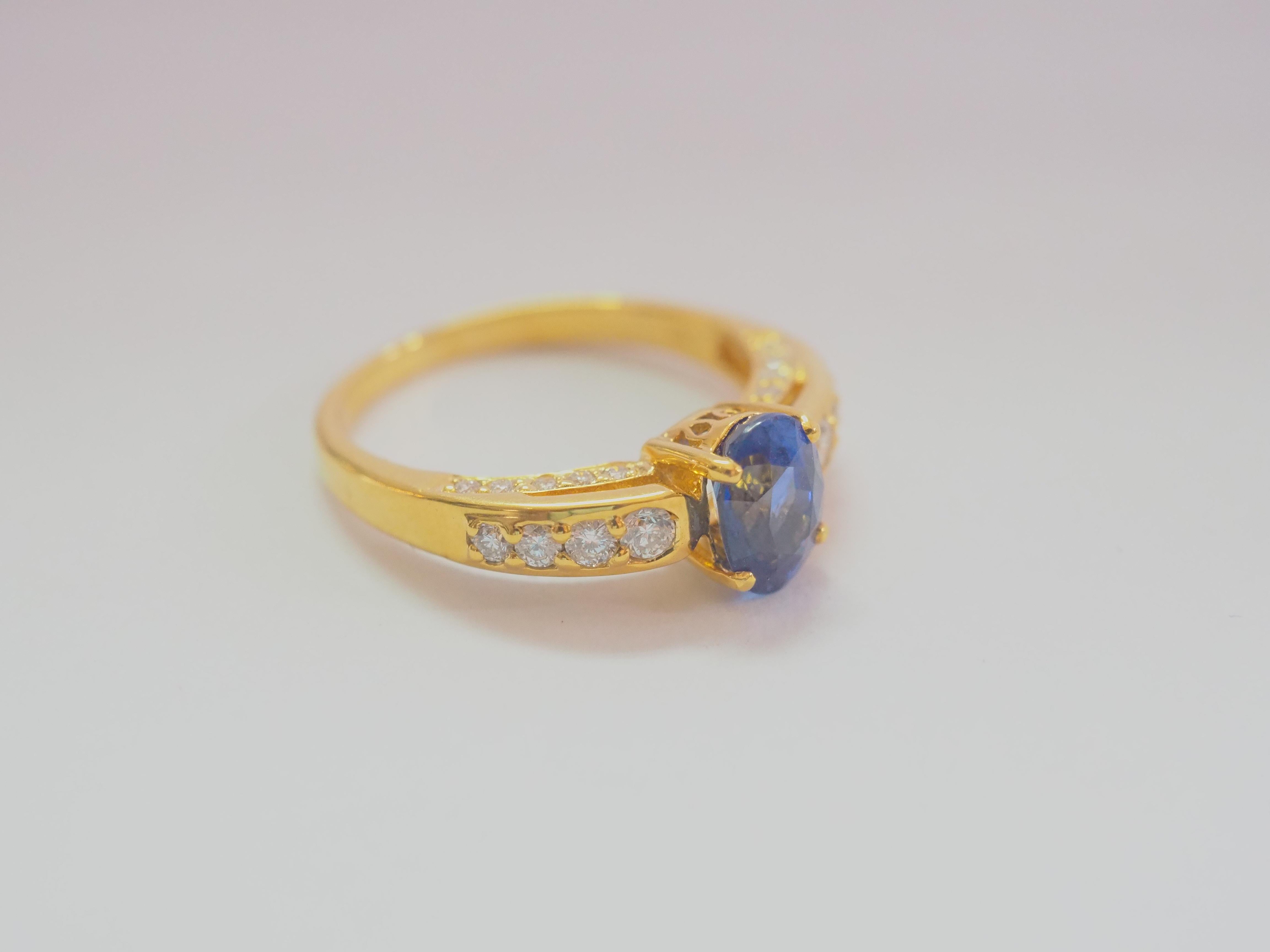 Women's 18k Gold 1.15ct Cornflower Blue Sapphire & 0.40ct Diamond Engagement Ring For Sale