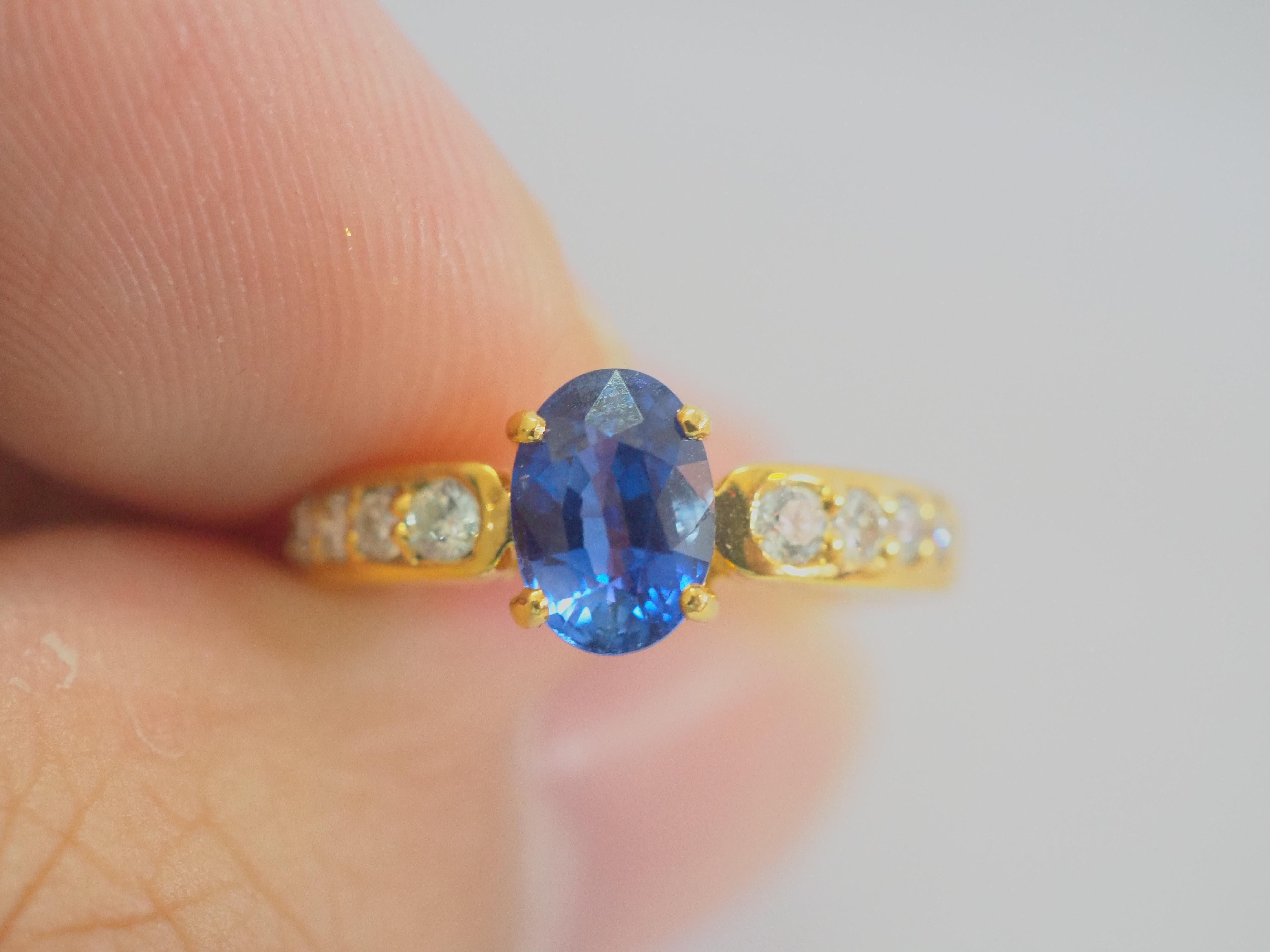 18k Gold 1.15ct Cornflower Blue Sapphire & 0.40ct Diamond Engagement Ring For Sale 3