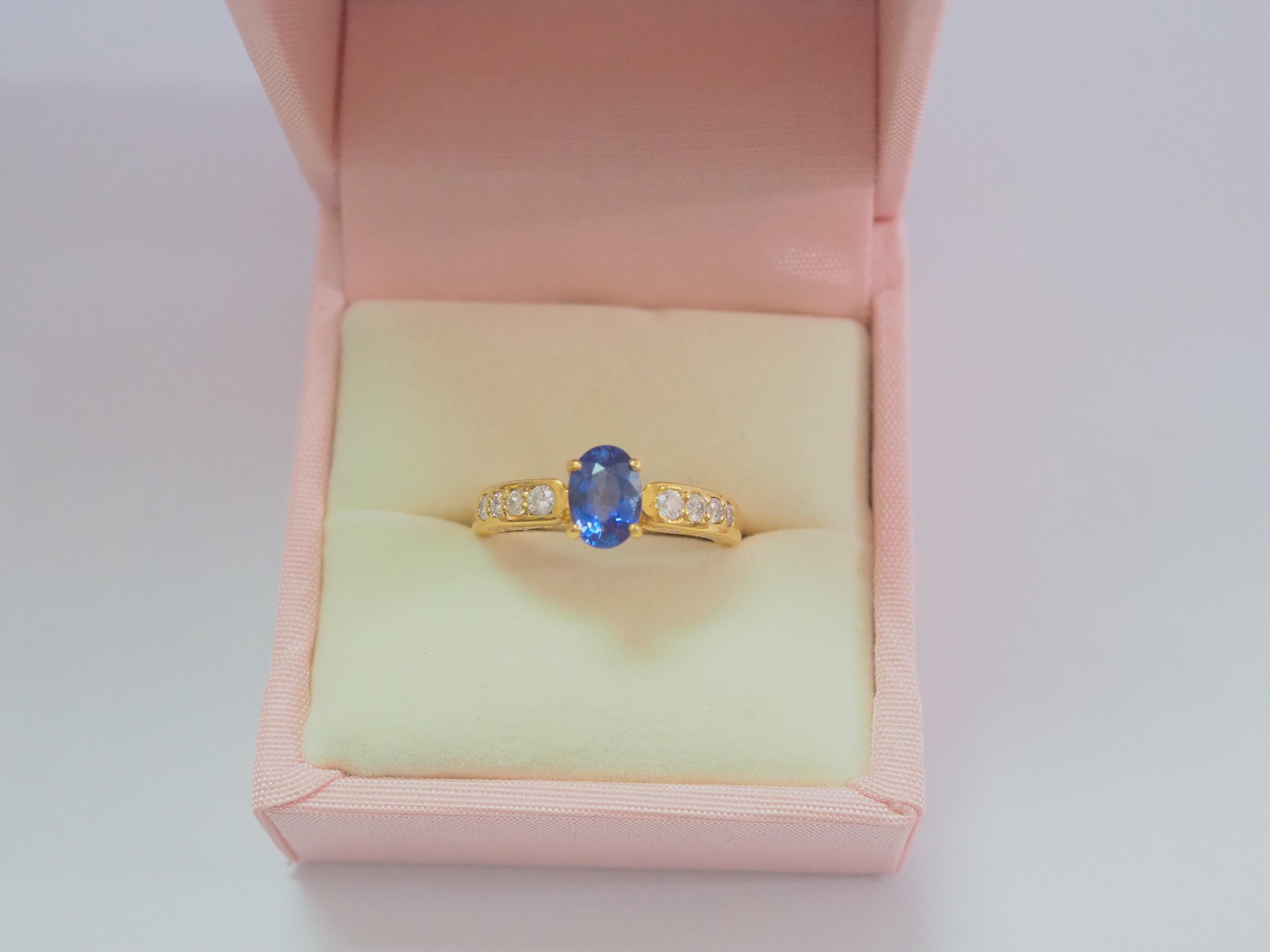 18k Gold 1.15ct Cornflower Blue Sapphire & 0.40ct Diamond Engagement Ring For Sale 4