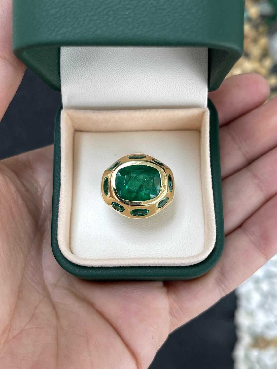 Moderno Anello con più smeraldi in oro 18K da 11,61tcw, castone con taglio ovale e cuscino Gypsy in vendita