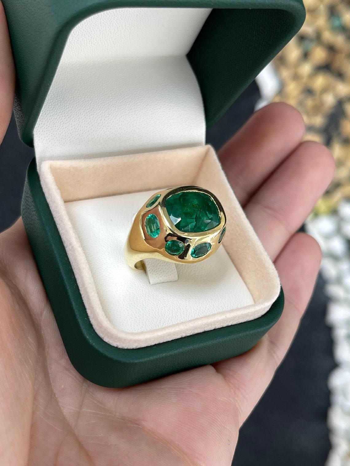 Taglio smeraldo Anello con più smeraldi in oro 18K da 11,61tcw, castone con taglio ovale e cuscino Gypsy in vendita