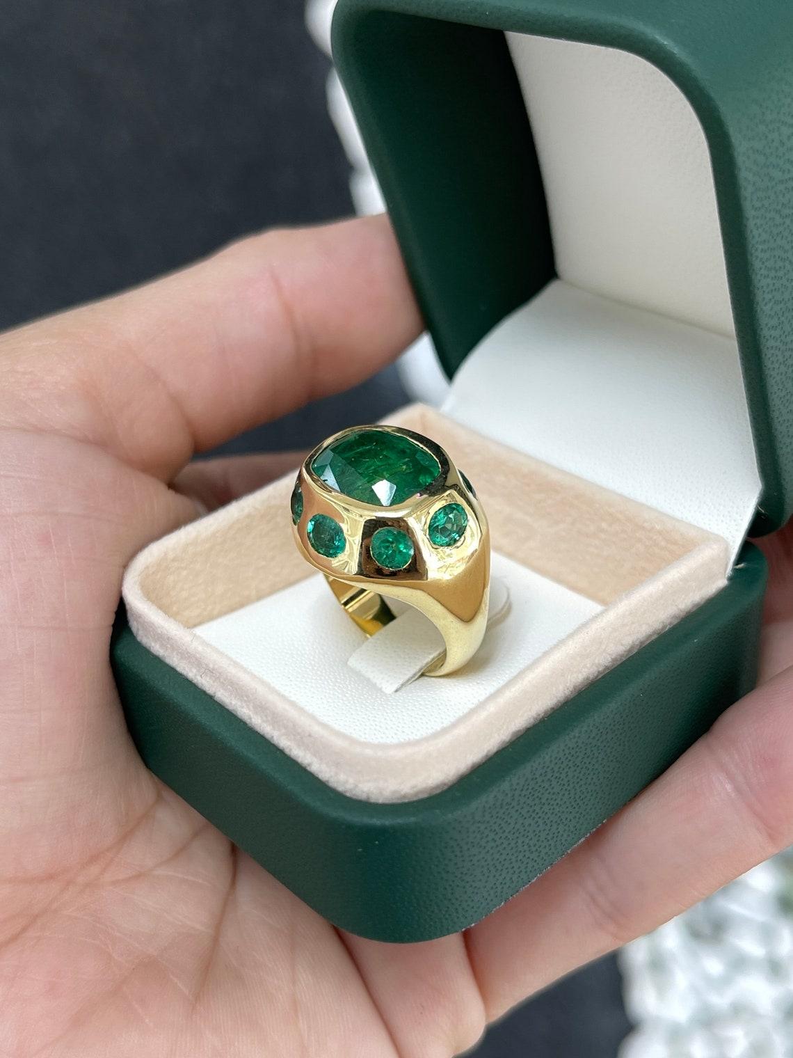 Anello con più smeraldi in oro 18K da 11,61tcw, castone con taglio ovale e cuscino Gypsy In condizioni Nuovo in vendita a Jupiter, FL
