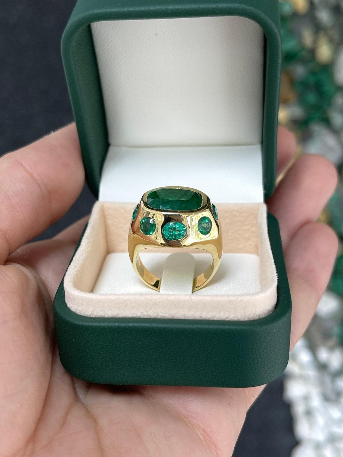 Donna Anello con più smeraldi in oro 18K da 11,61tcw, castone con taglio ovale e cuscino Gypsy in vendita