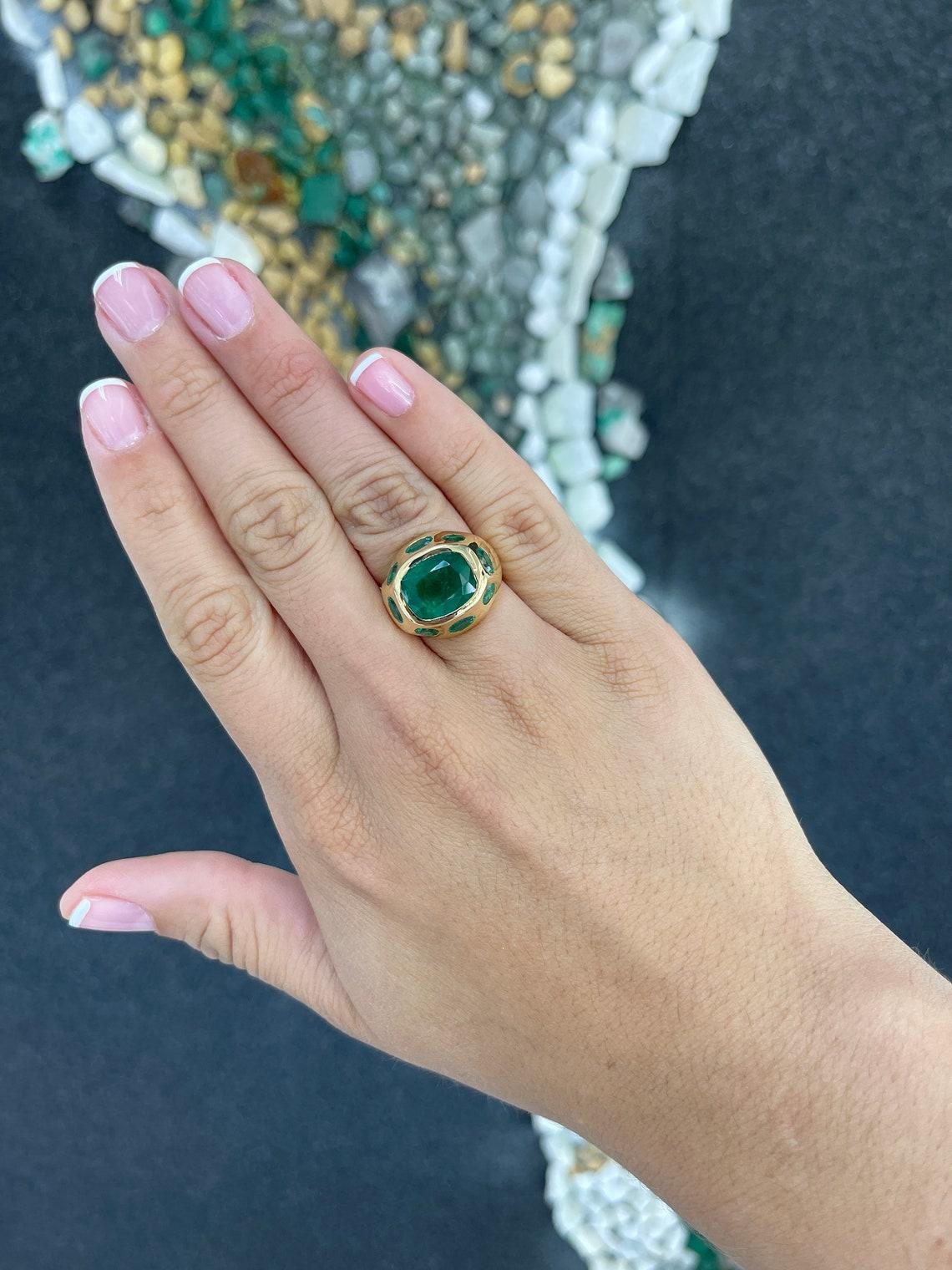 Anello con più smeraldi in oro 18K da 11,61tcw, castone con taglio ovale e cuscino Gypsy in vendita 1