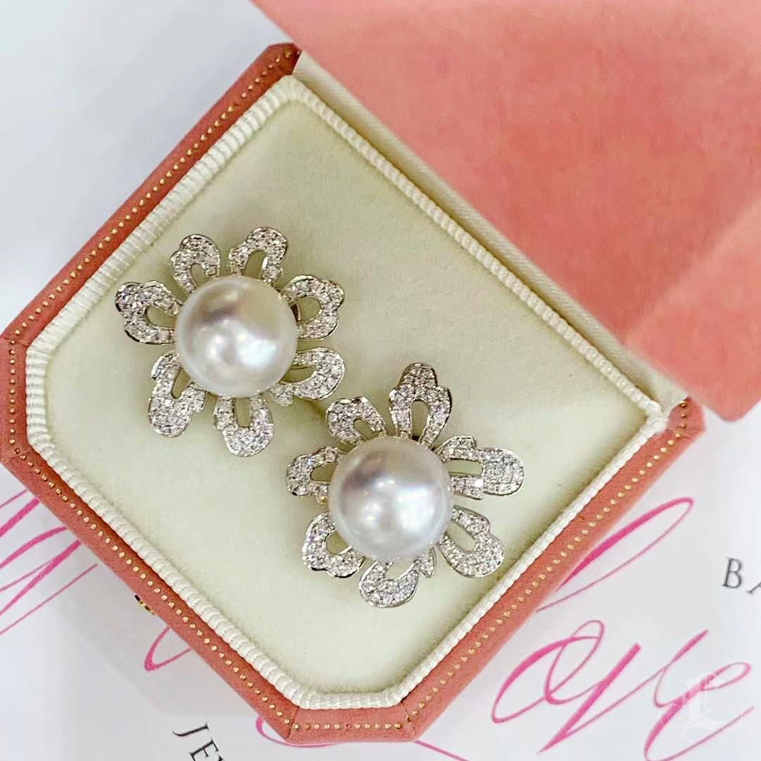 【Vine Symphony】Blossom Halo Aurora South Sea Pearl & Diamond Earrings For Sale 3