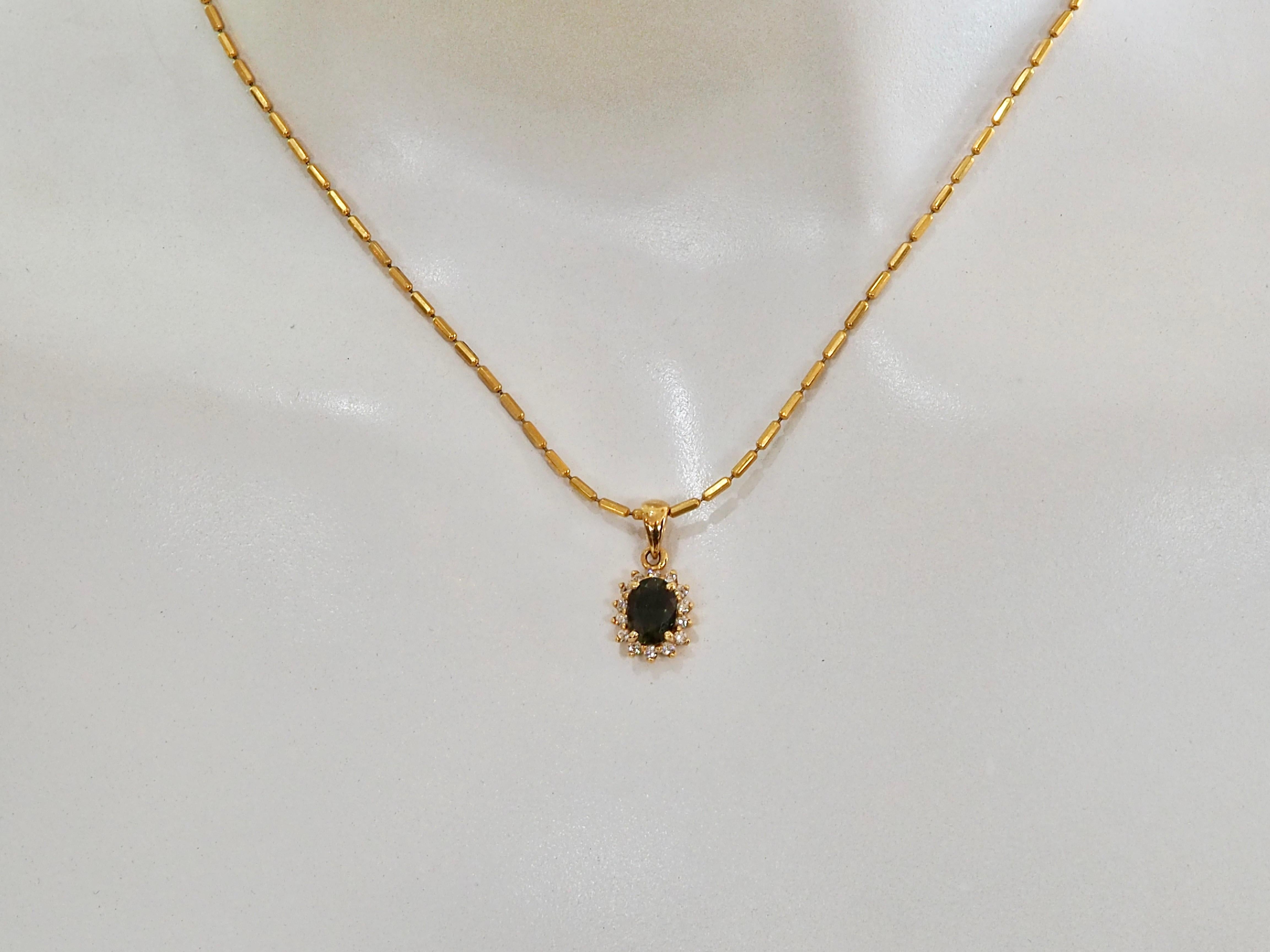 Pendentif en or 18K avec saphir vert de 1,17ct et diamant de 0,19ct en forme d'arc-en-ciel en vente 1