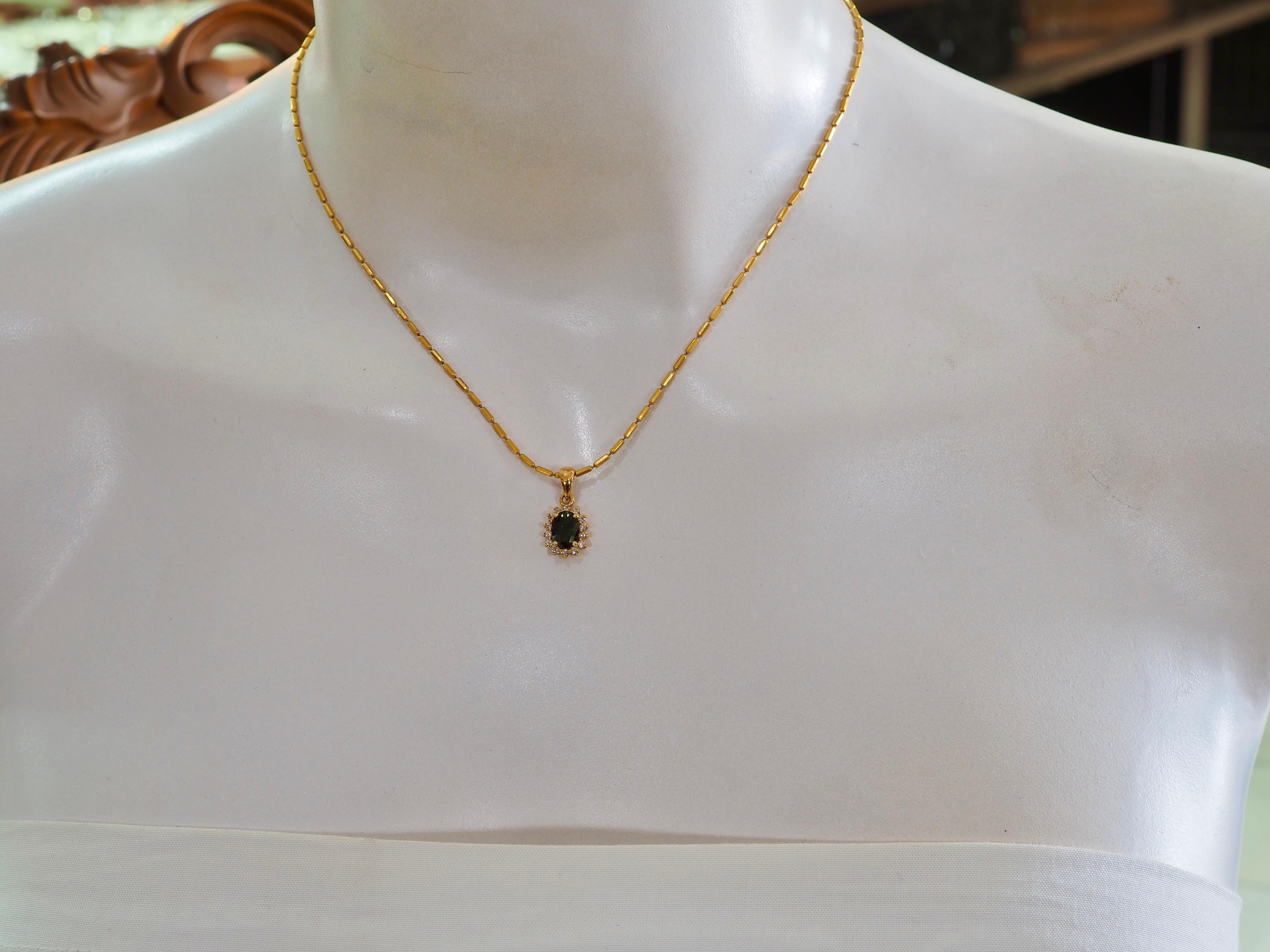 Pendentif en or 18K avec saphir vert de 1,17ct et diamant de 0,19ct en forme d'arc-en-ciel en vente 2