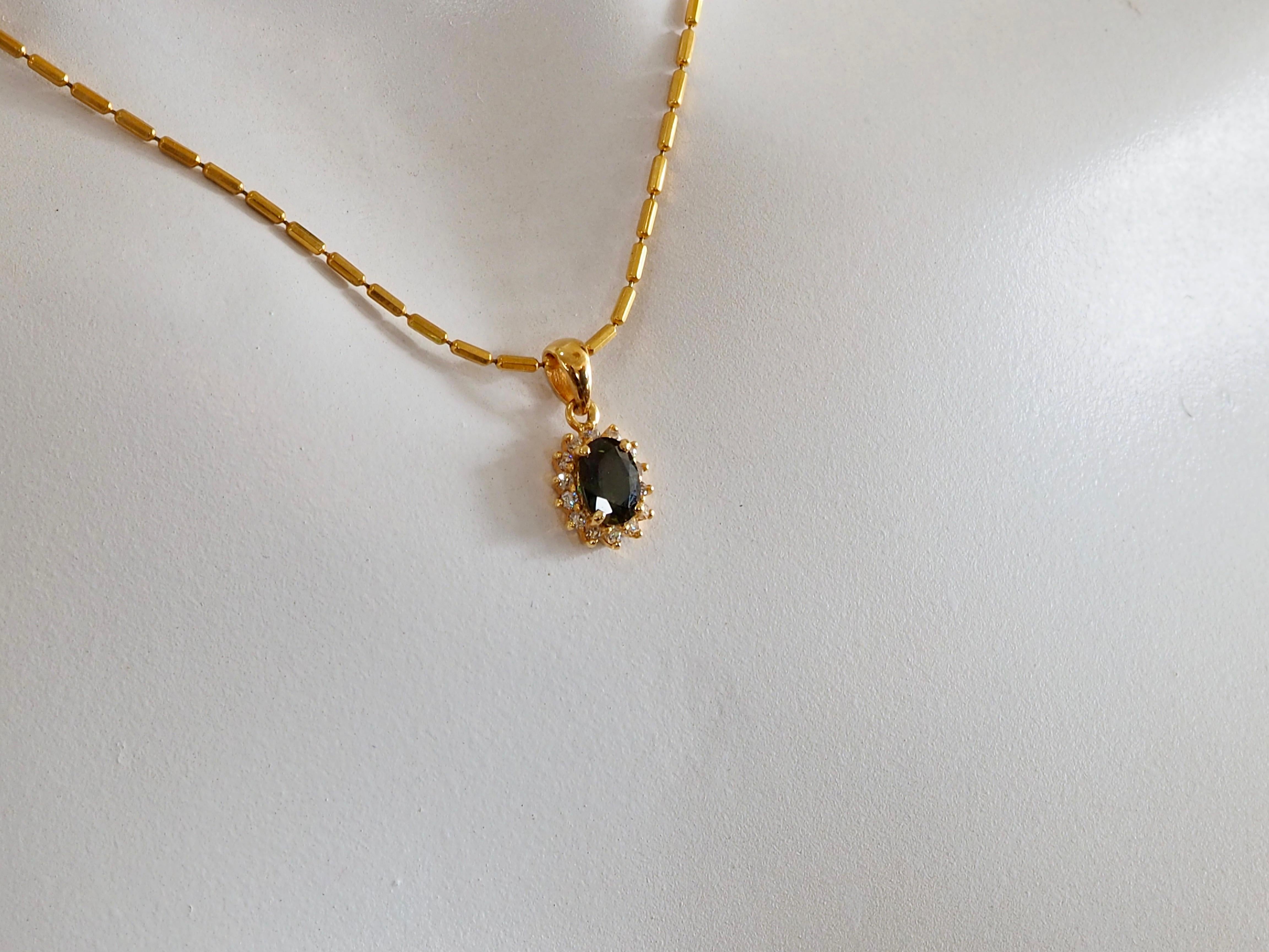 Pendentif en or 18K avec saphir vert de 1,17ct et diamant de 0,19ct en forme d'arc-en-ciel en vente 3