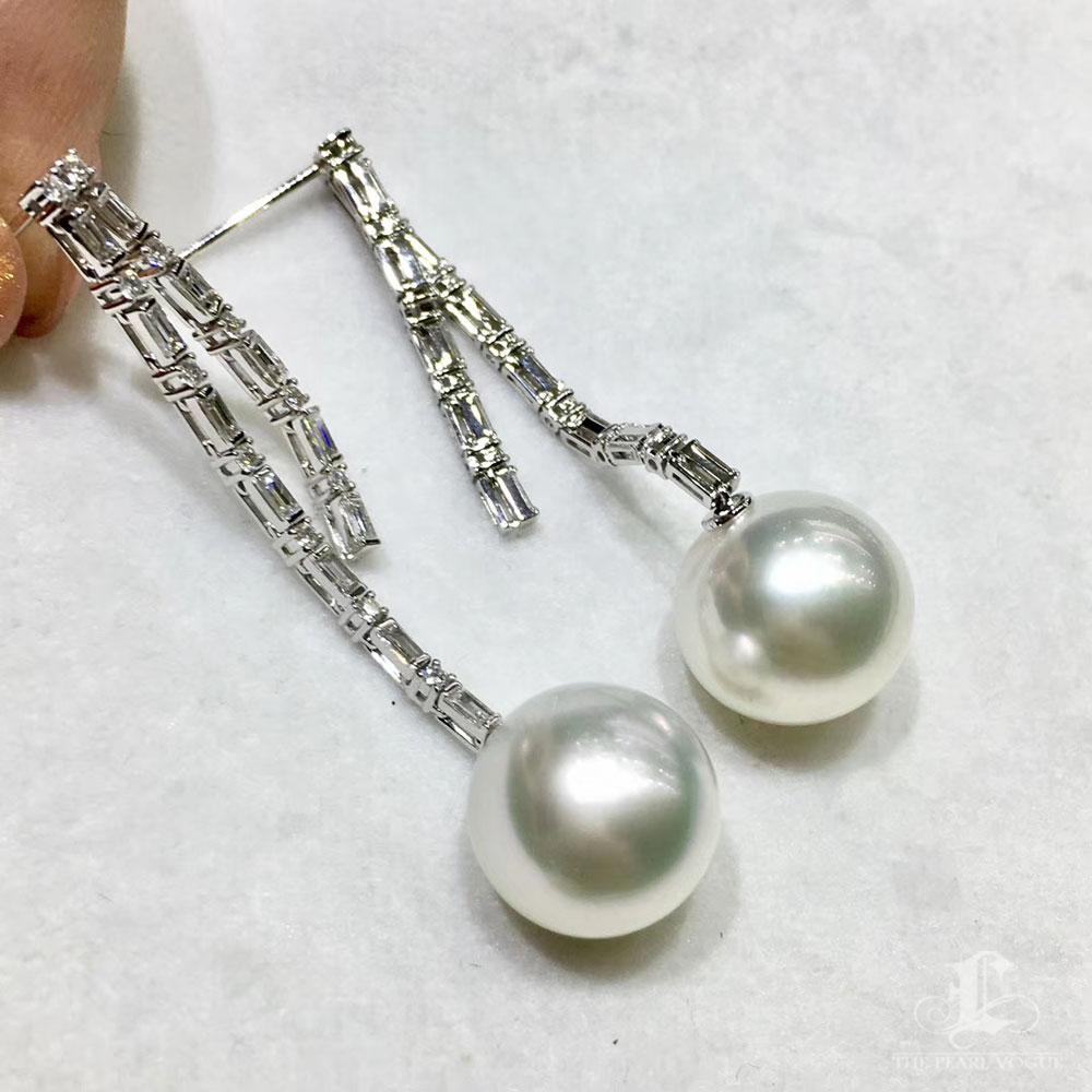 【Lustre Arc】Modernist Bar Aurora South Sea Pearl Diamond Statement Earrings For Sale 3