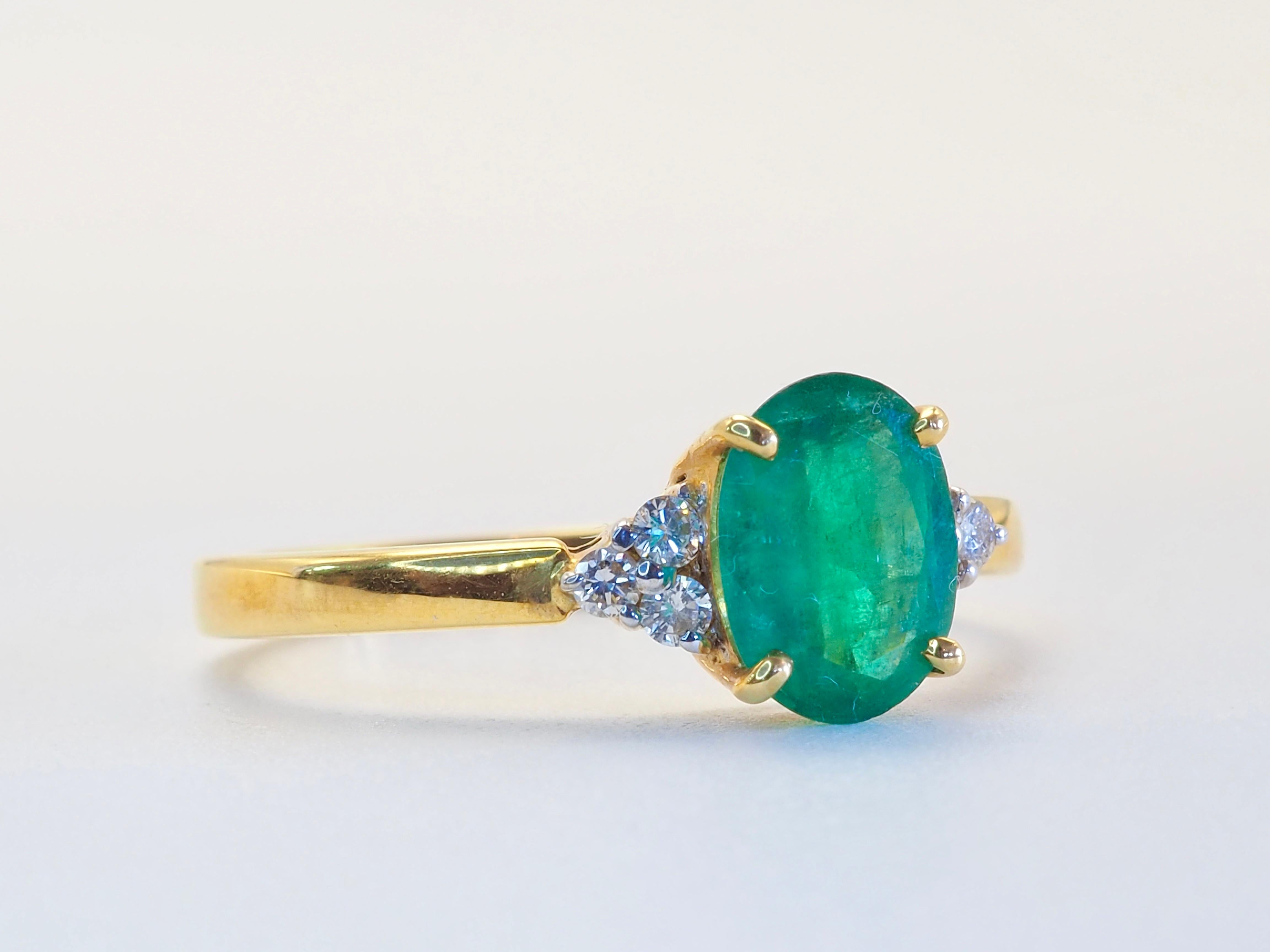 Anello di fidanzamento in oro 18 carati con smeraldo ovale da 1,20 carati e diamante brillante da 0,12 carati In condizioni Nuovo in vendita a เกาะสมุย, TH