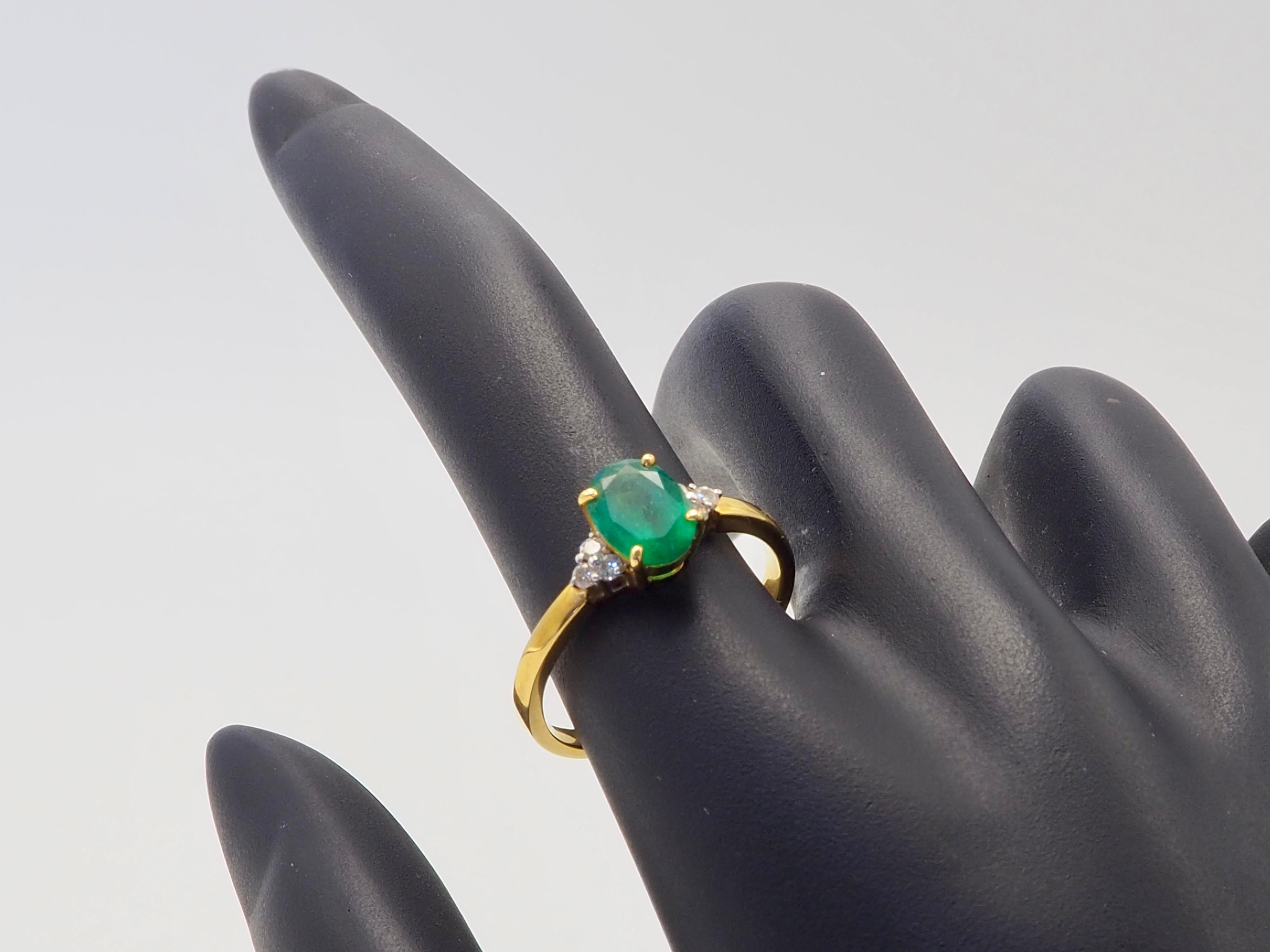 Anello di fidanzamento in oro 18 carati con smeraldo ovale da 1,20 carati e diamante brillante da 0,12 carati in vendita 1