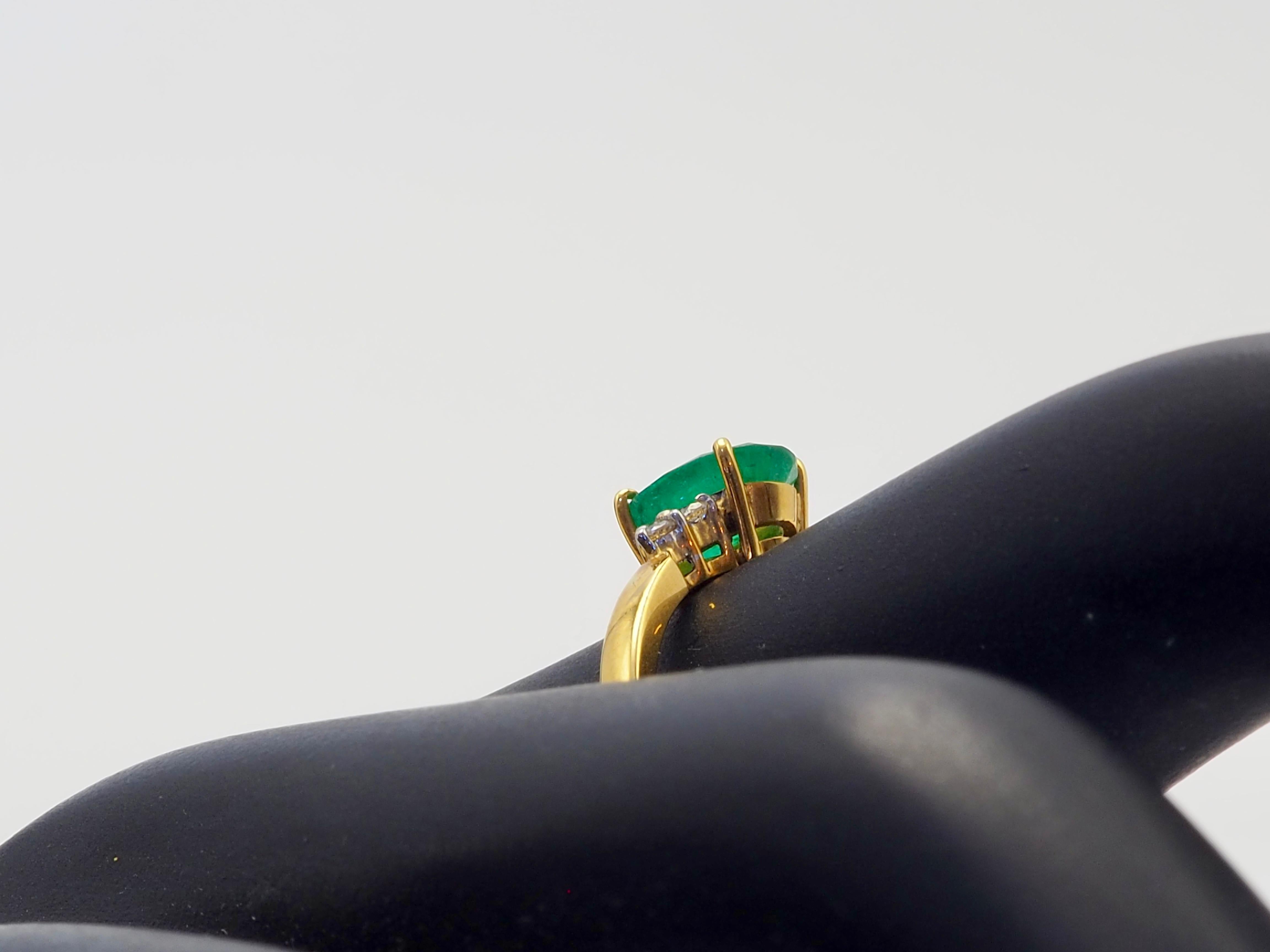 Anello di fidanzamento in oro 18 carati con smeraldo ovale da 1,20 carati e diamante brillante da 0,12 carati in vendita 2