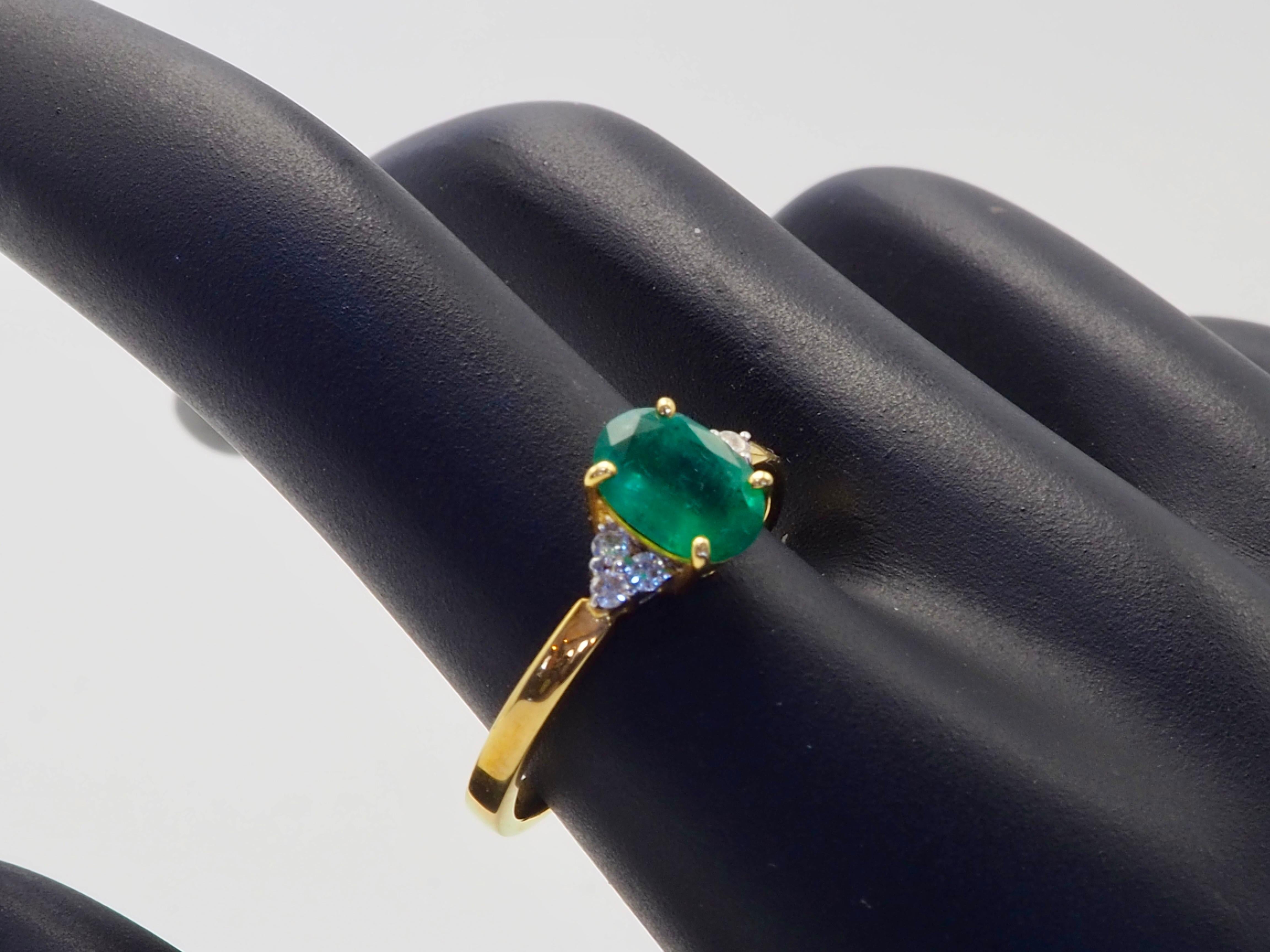 Anello di fidanzamento in oro 18 carati con smeraldo ovale da 1,20 carati e diamante brillante da 0,12 carati in vendita 3
