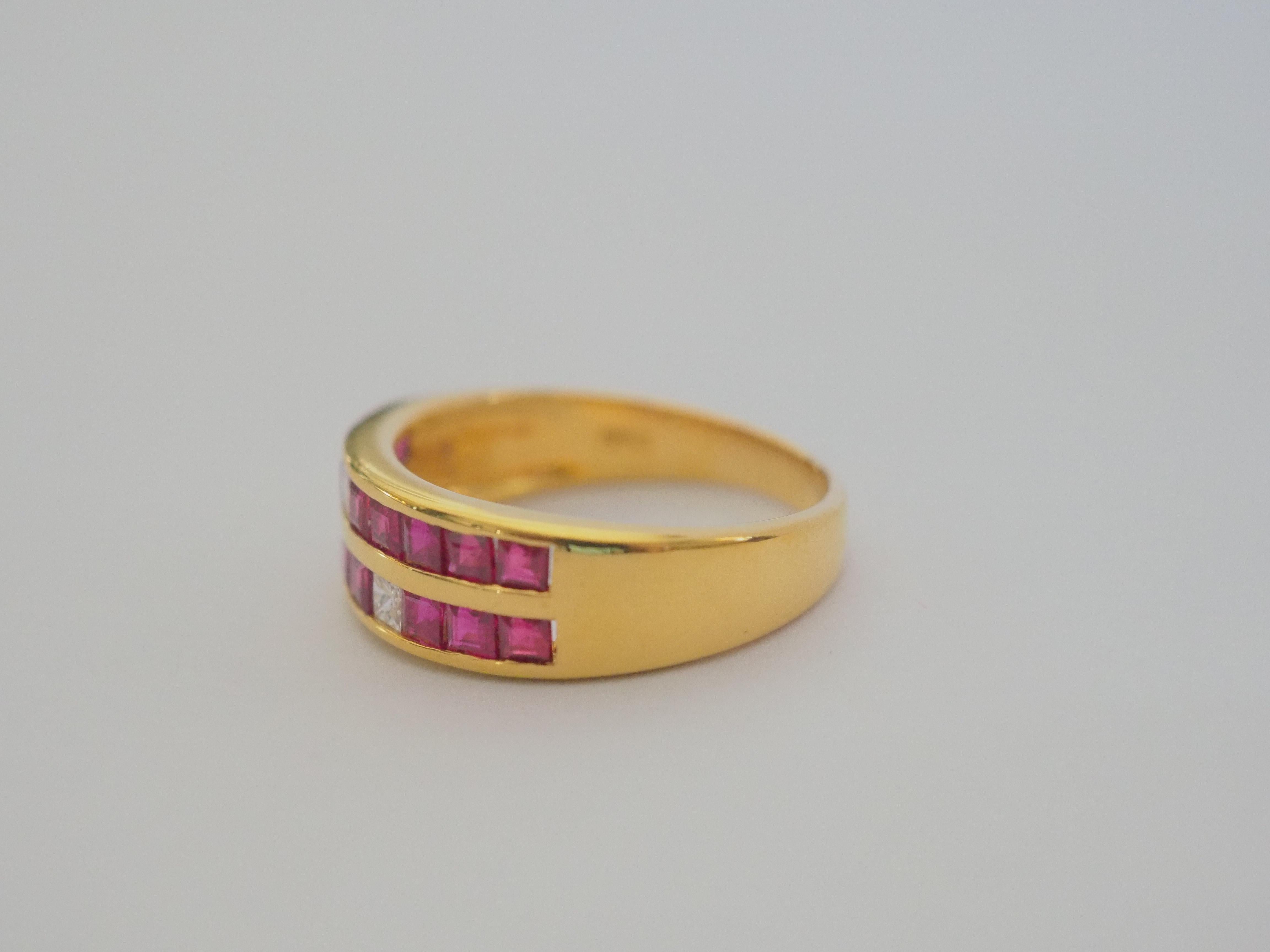 18K Gold 1.20ct Square Cut Ruby & 0.12ct Princess Diamond Two Row Band Ring In Excellent Condition For Sale In เกาะสมุย, TH